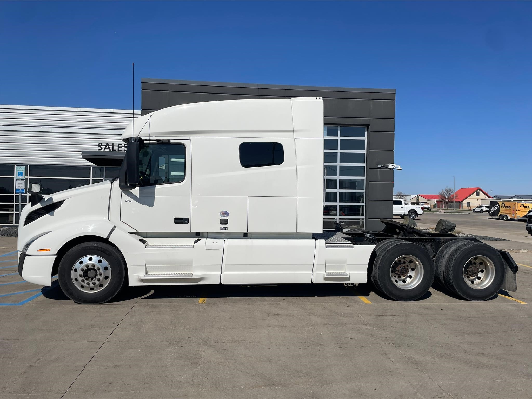 2022 VOLVO VNL64T740 - image 2 of 6