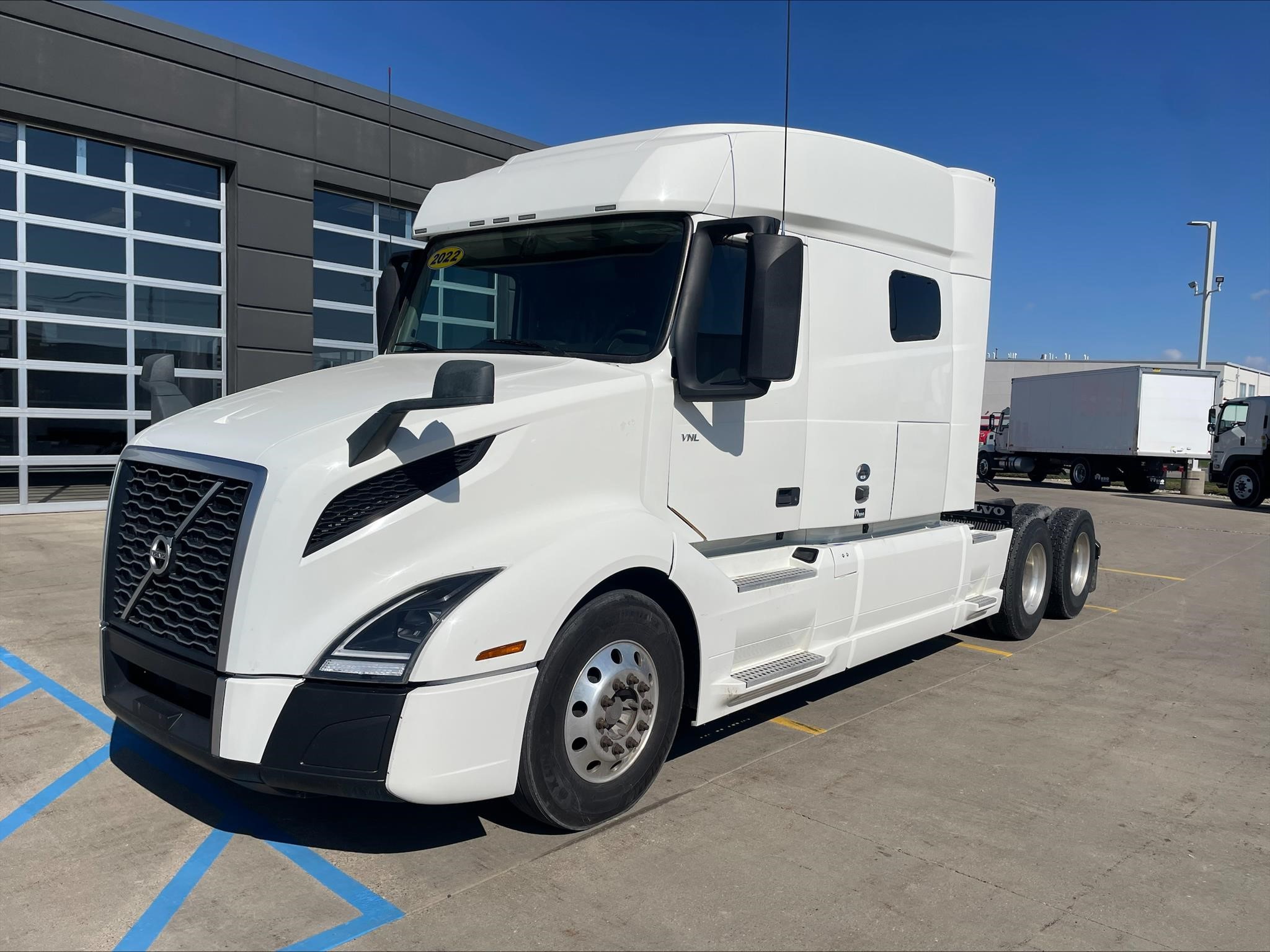 2022 VOLVO VNL64T740 - image 1 of 6
