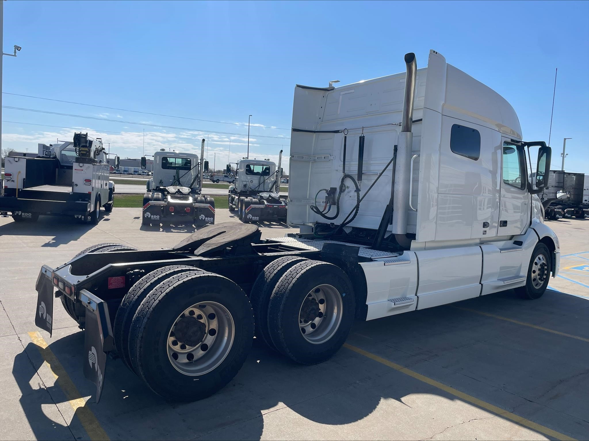 2022 VOLVO VNL64T740 - image 5 of 6