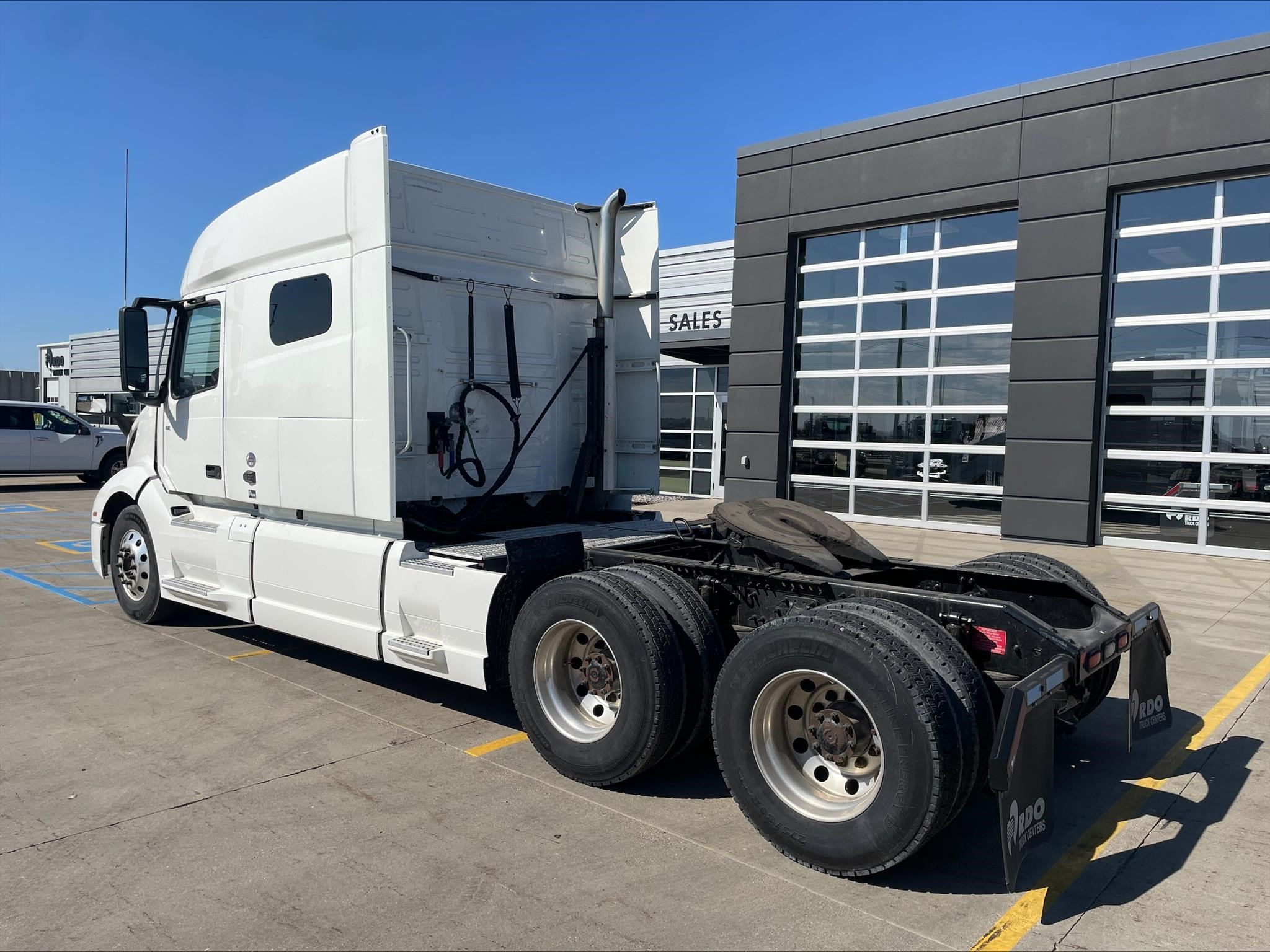 2022 VOLVO VNL64T740 - image 3 of 6