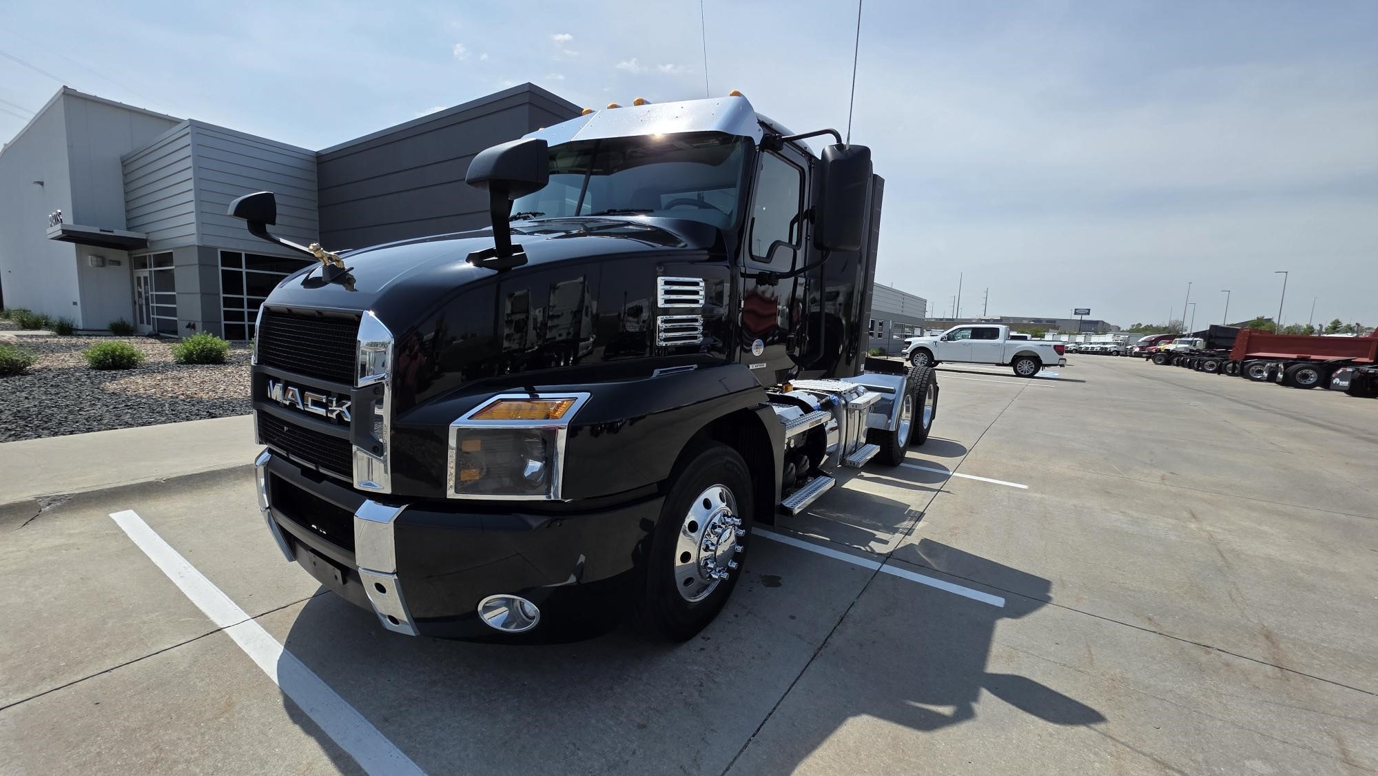 2023 MACK ANTHEM 64T - image 1 of 6