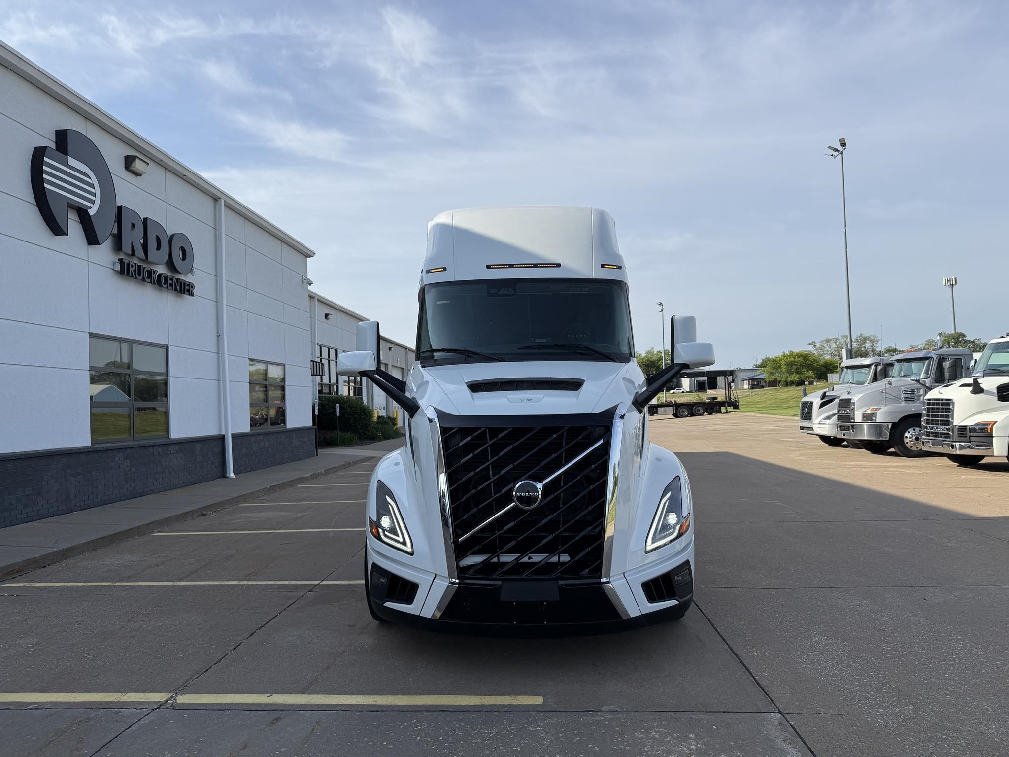 2025 Volvo VNL 660 — photo 2