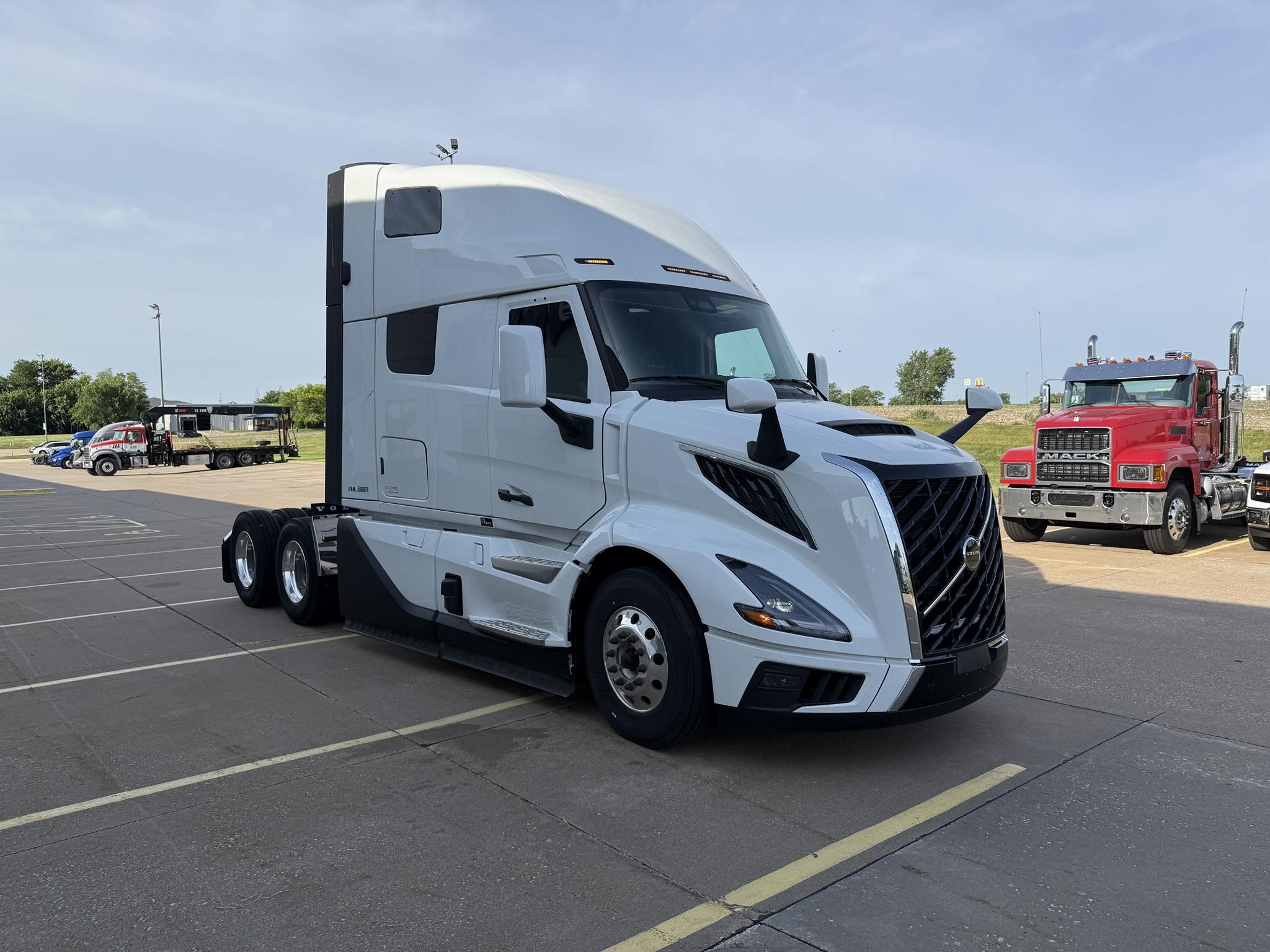 2025 Volvo VNL 660 — photo 3