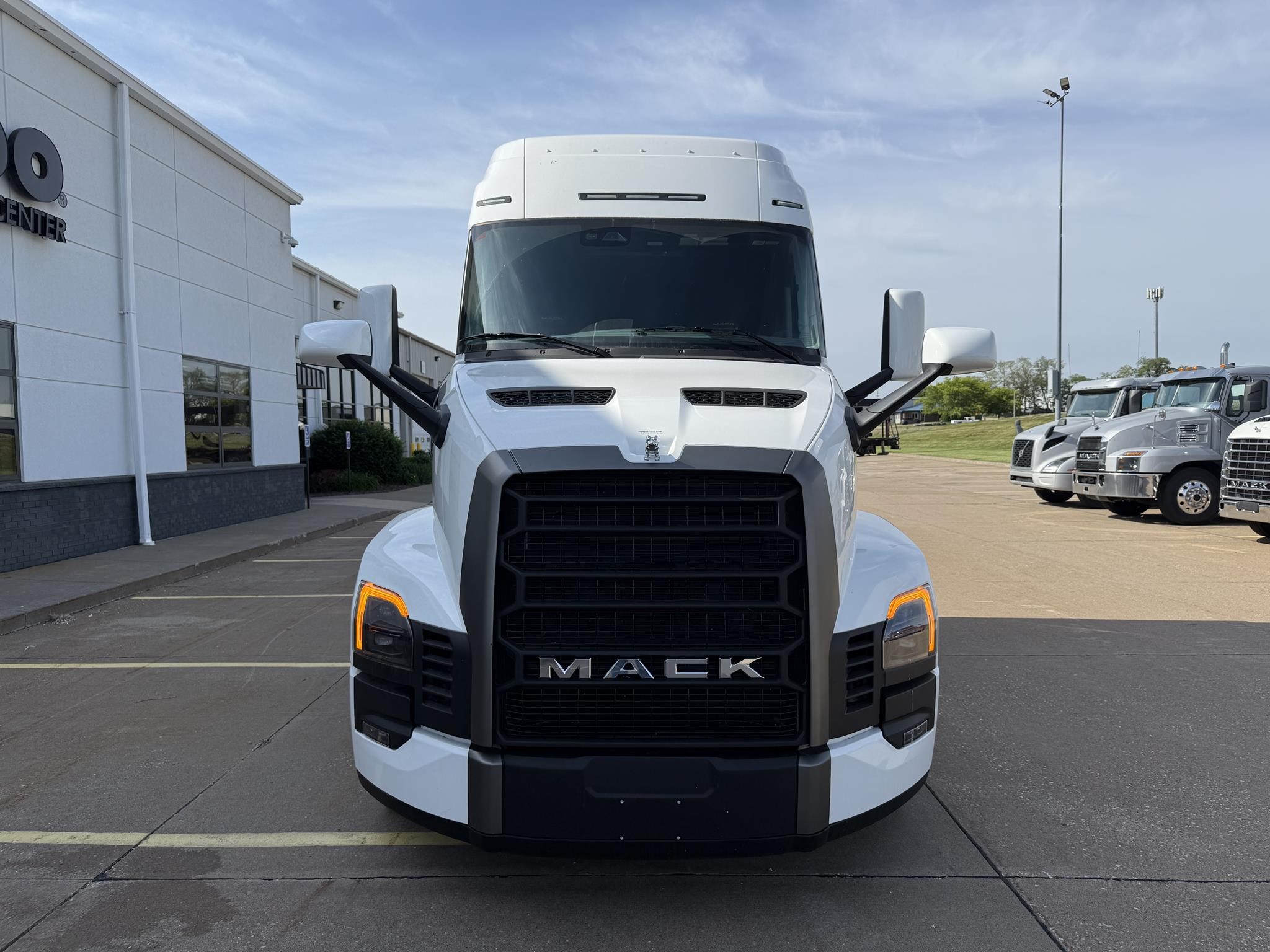 2026 Mack Pioneer — photo 2