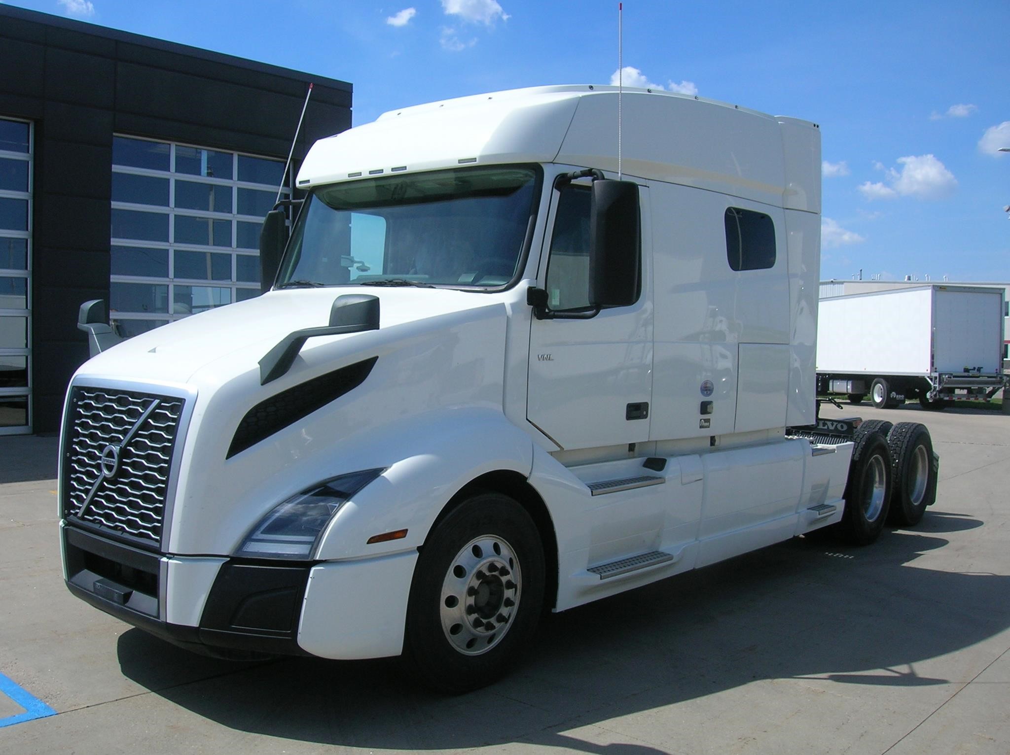 2021 VOLVO VNL64T740 - image 1 of 6