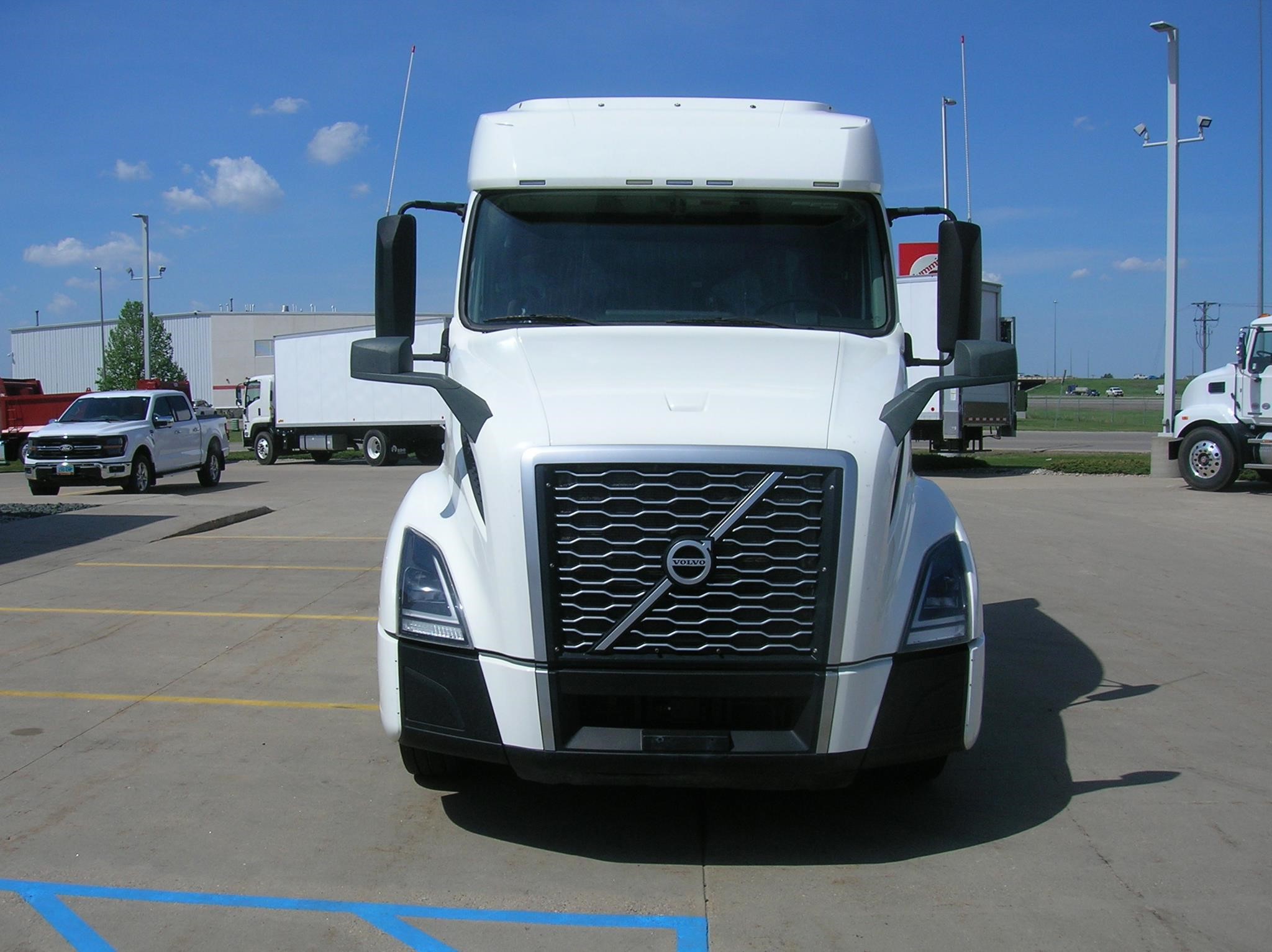 2021 VOLVO VNL64T740 - image 2 of 6