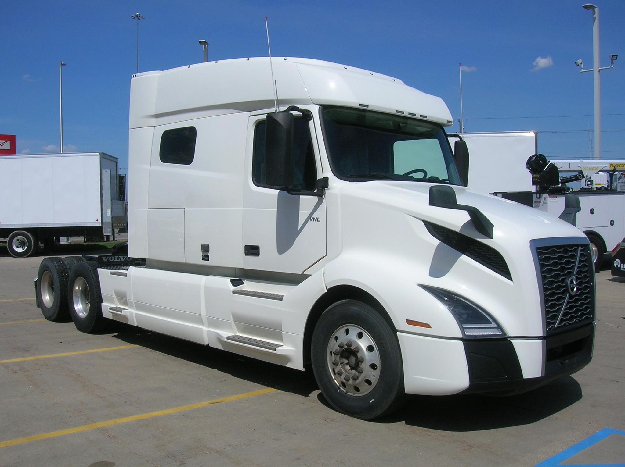 2021 VOLVO VNL64T740 - image 3 of 6