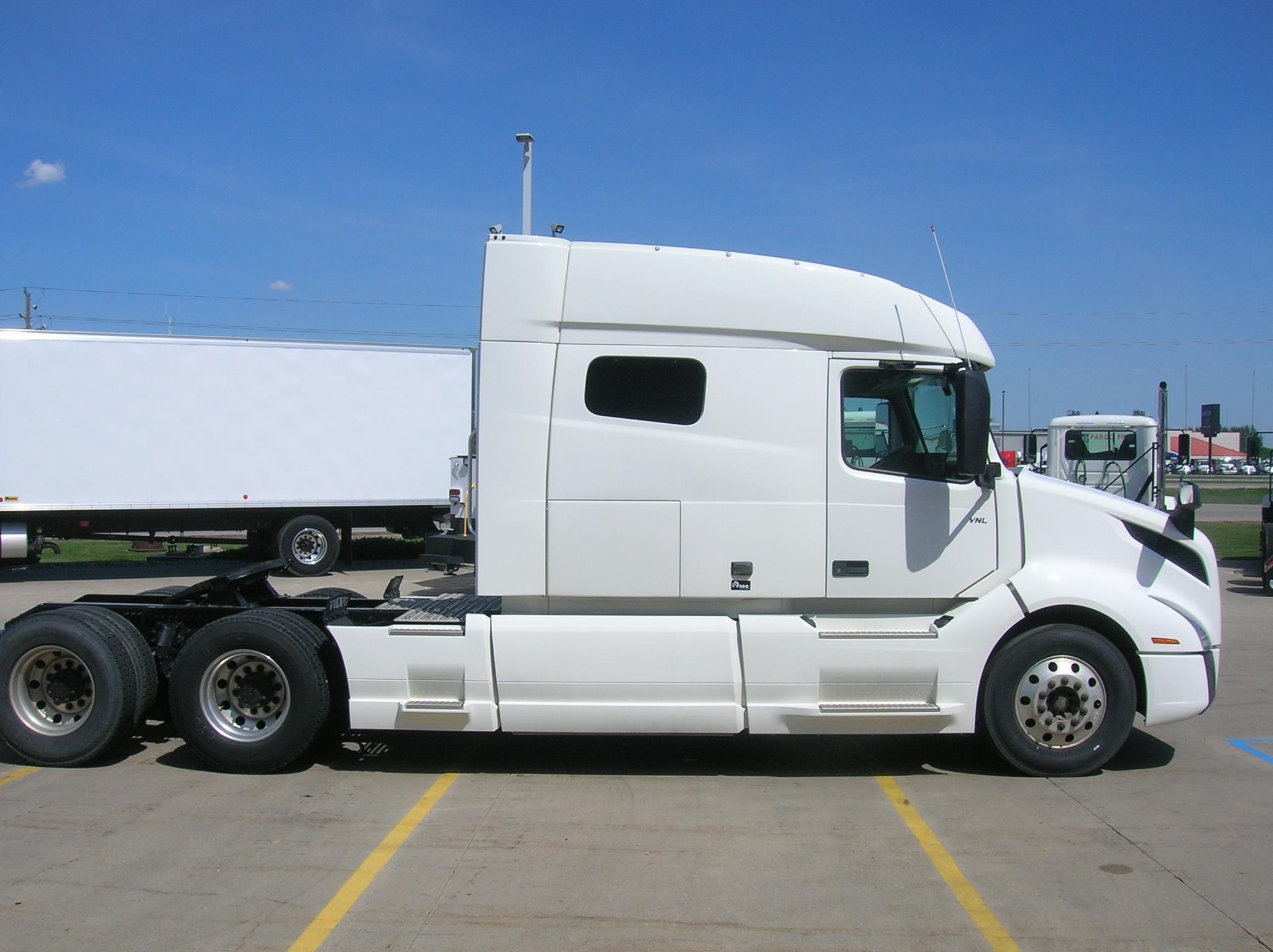 2021 VOLVO VNL64T740 - image 4 of 6