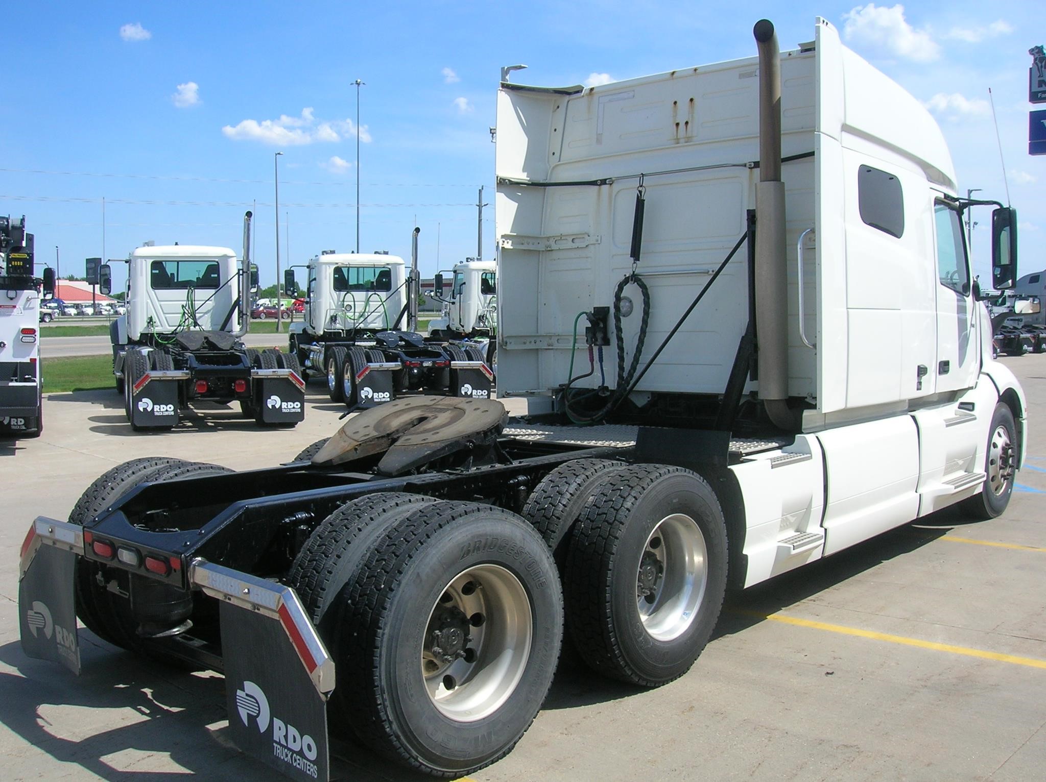 2021 VOLVO VNL64T740 - image 5 of 6