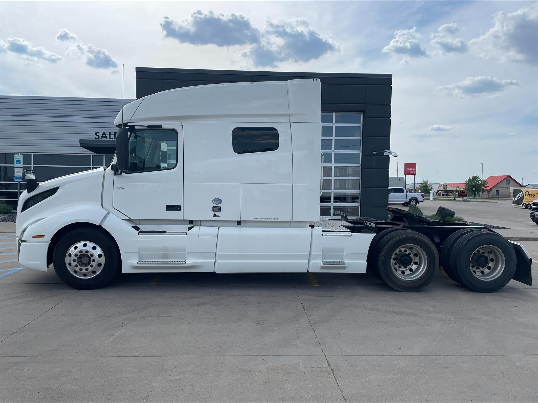 2021 VOLVO VNL64T740 2021 VOLVO VNL64T740 - image 2 of 6