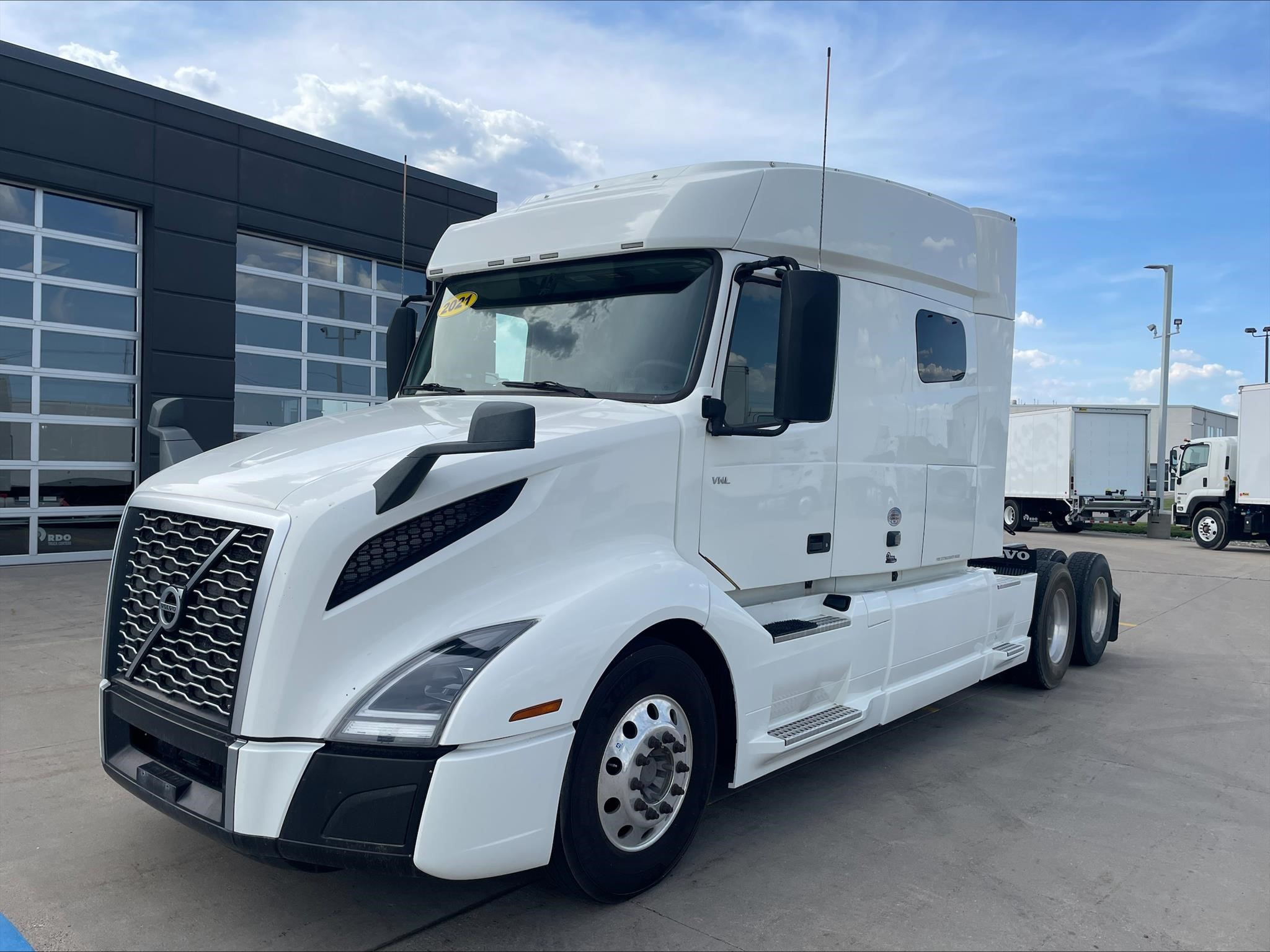 2021 VOLVO VNL64T740 2021 VOLVO VNL64T740 - image 1 of 6