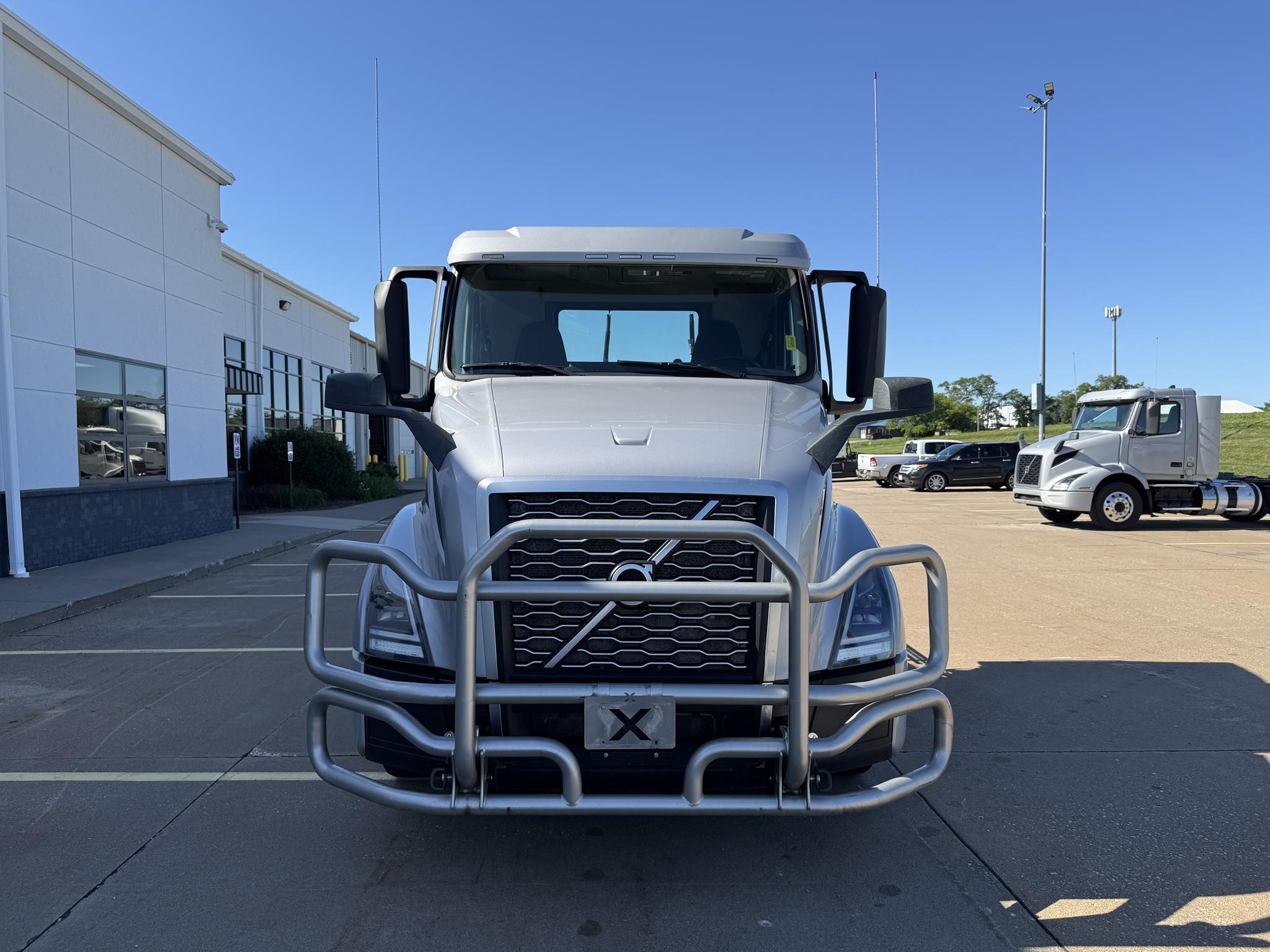 2024 Volvo VNL 300 — photo 2