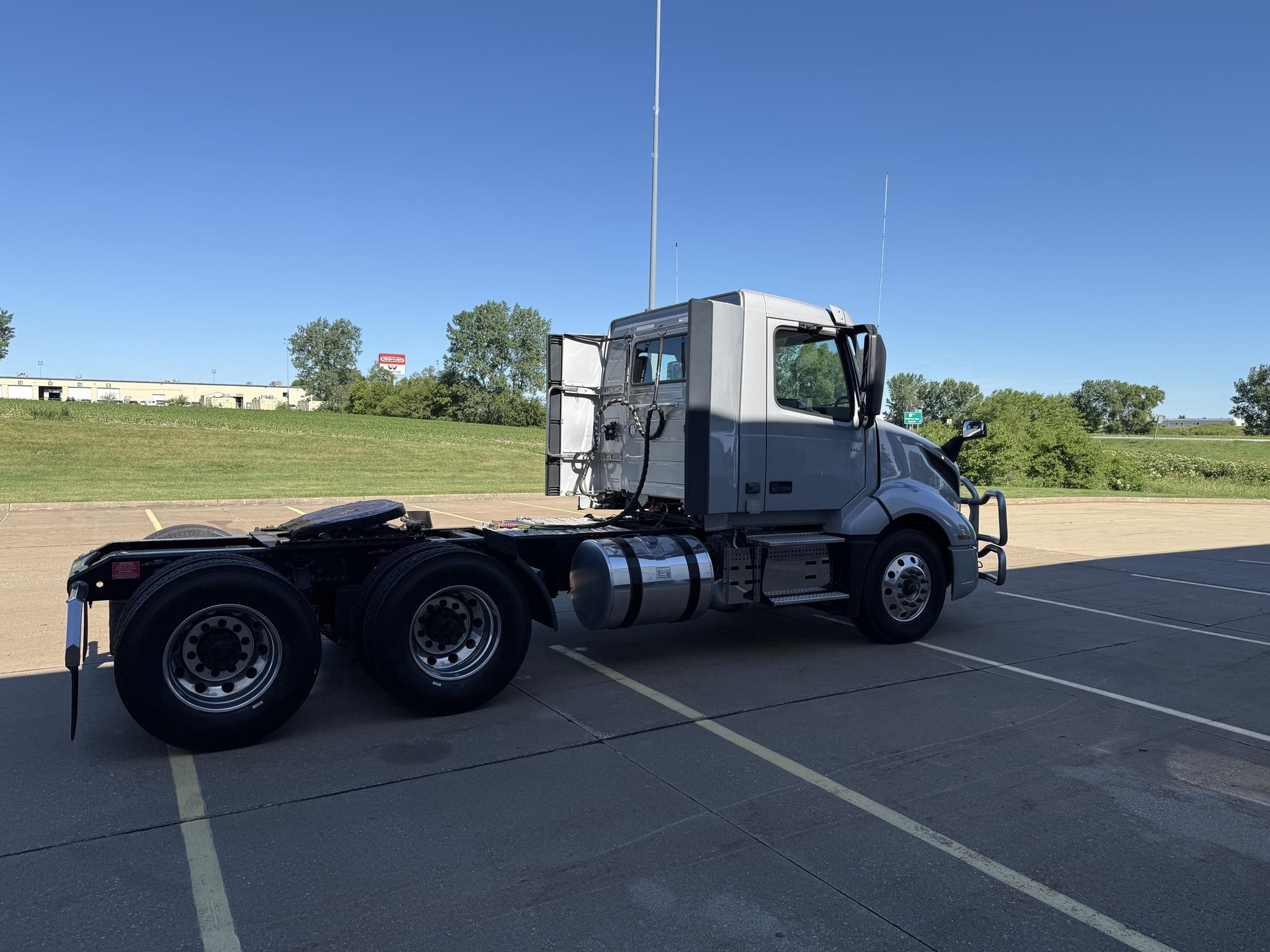 2024 Volvo VNL 300 — photo 4