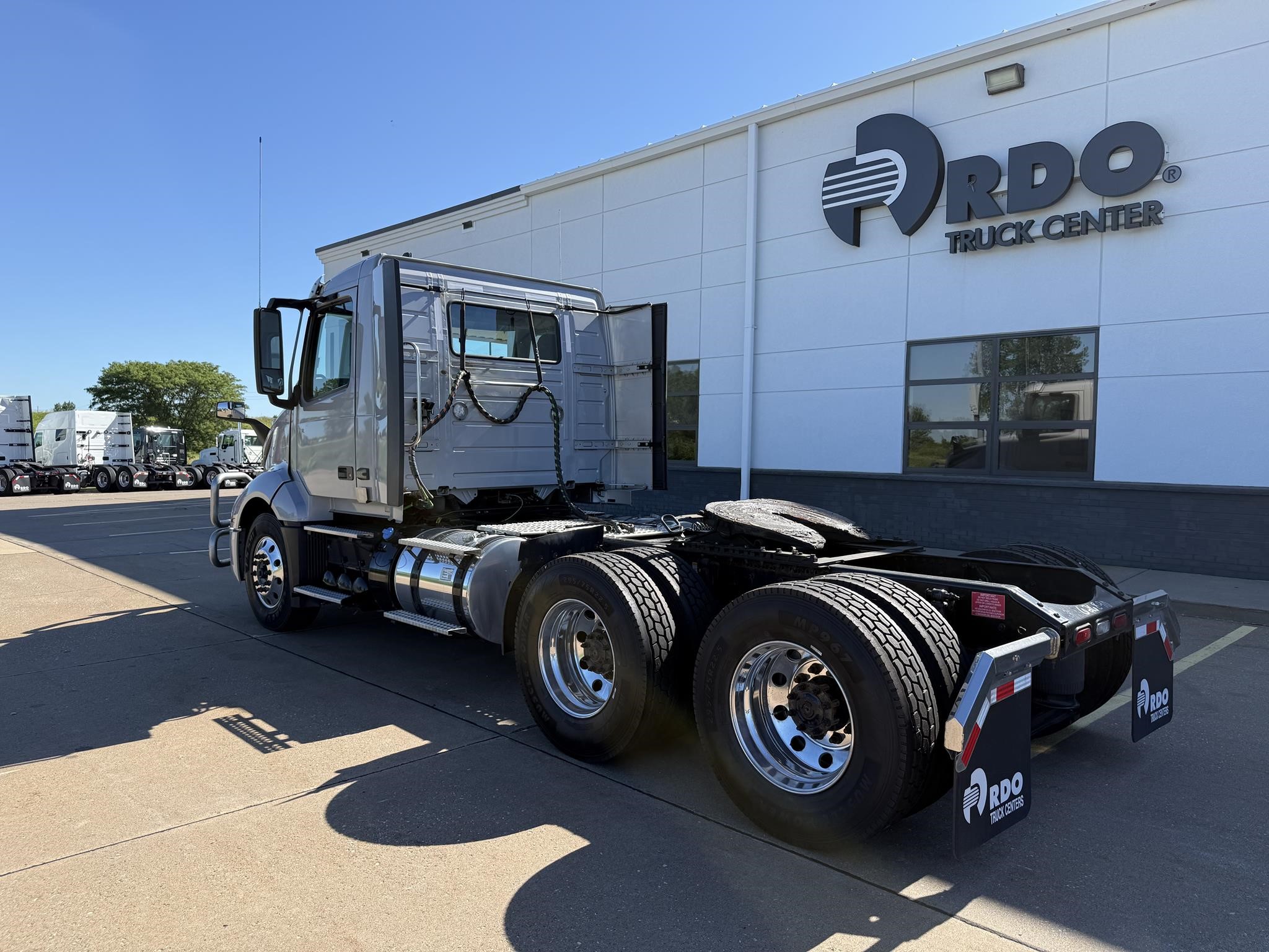 2024 Volvo VNL 300 — photo 6