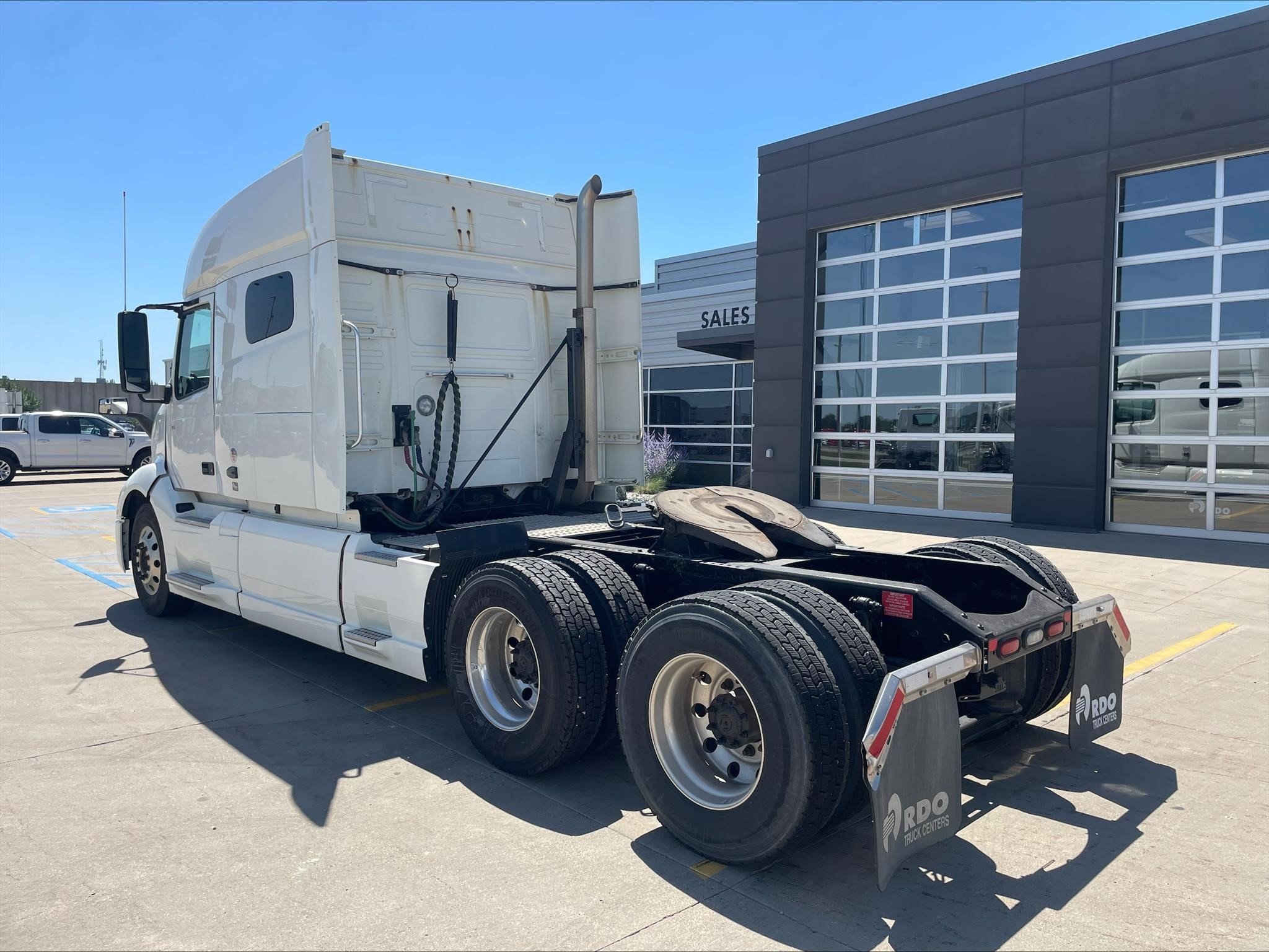 2021 VOLVO VNL64T740 - image 3 of 6
