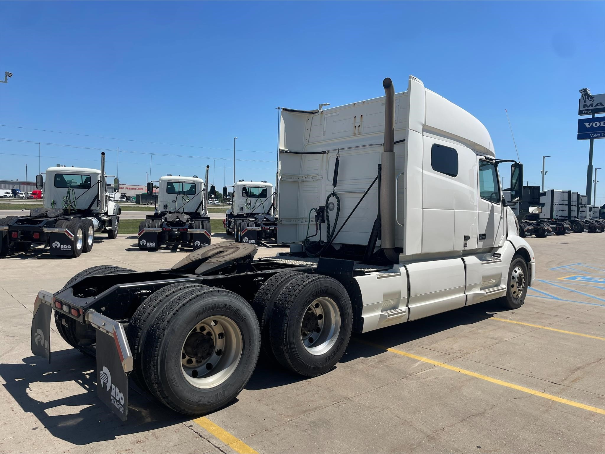 2021 VOLVO VNL64T740 - image 5 of 6