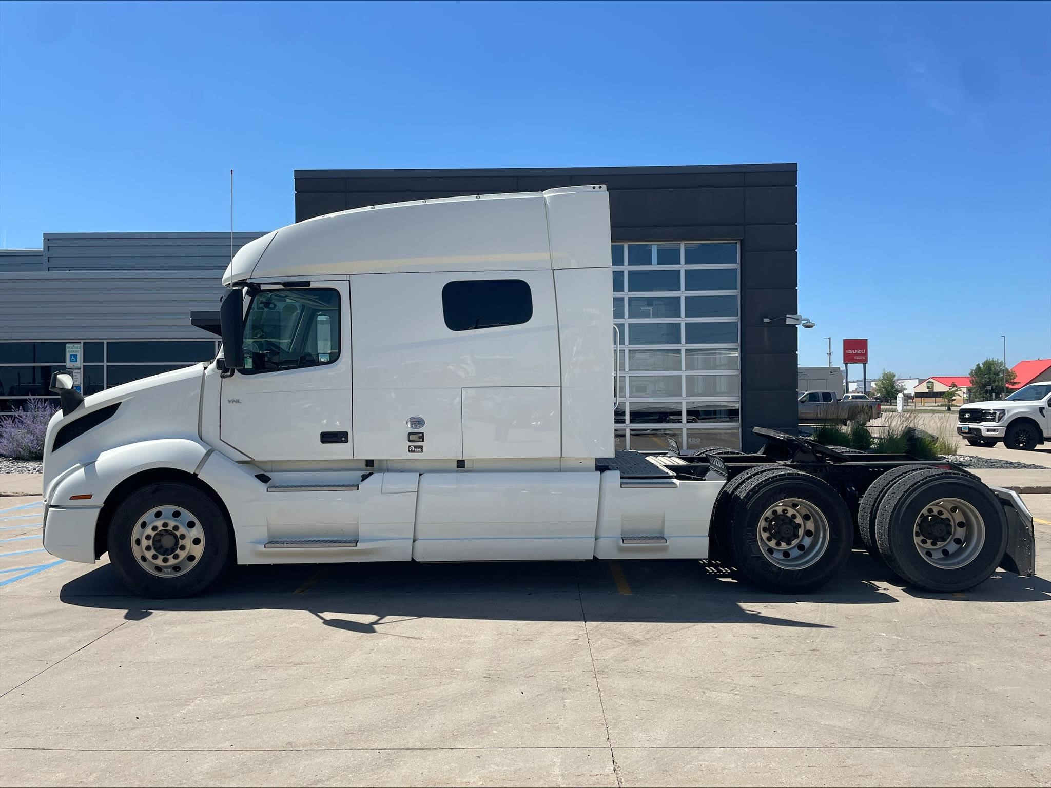 2021 VOLVO VNL64T740 - image 2 of 6