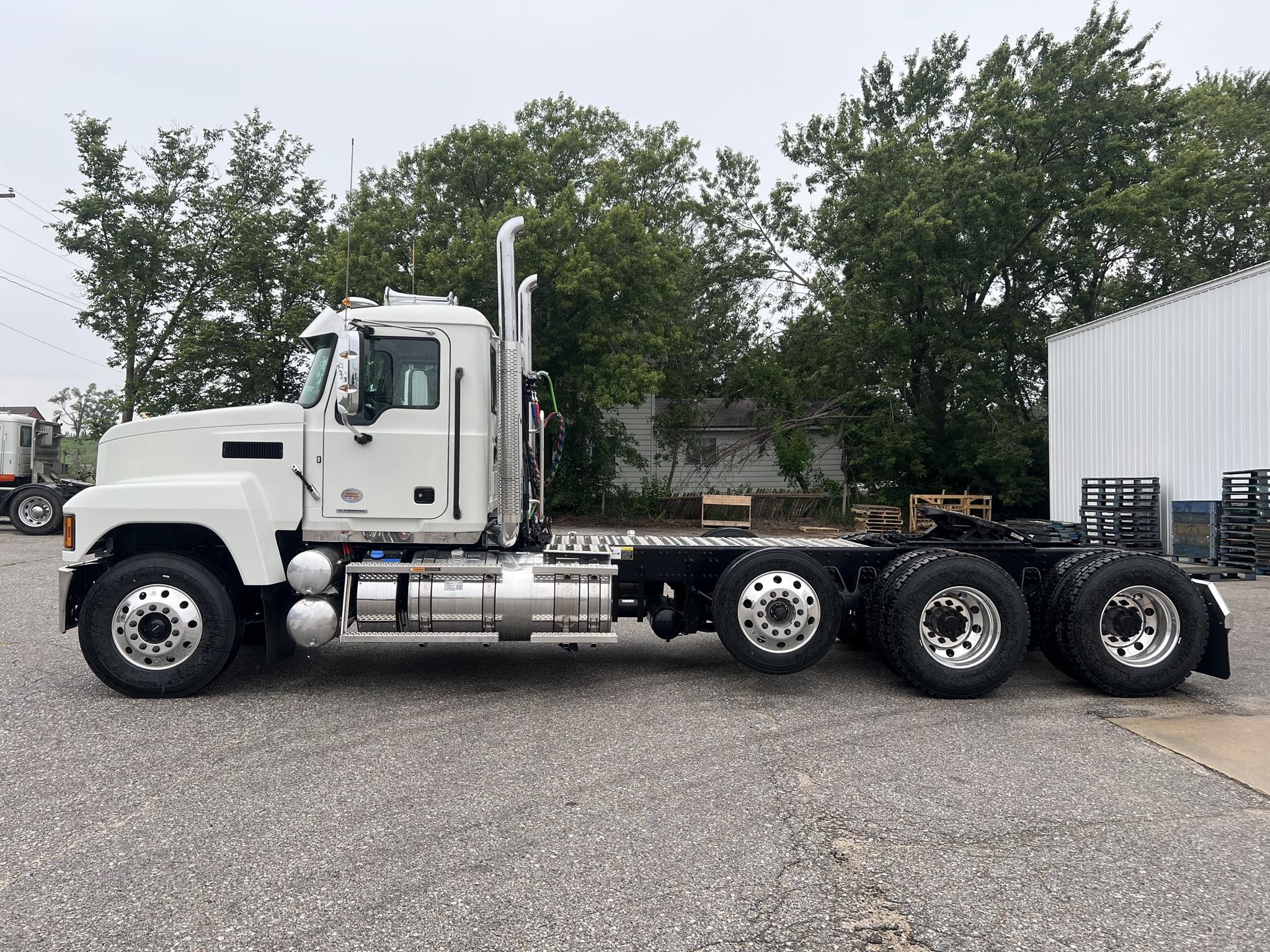 2027 MACK PINNACLE 84T - image 2 of 6
