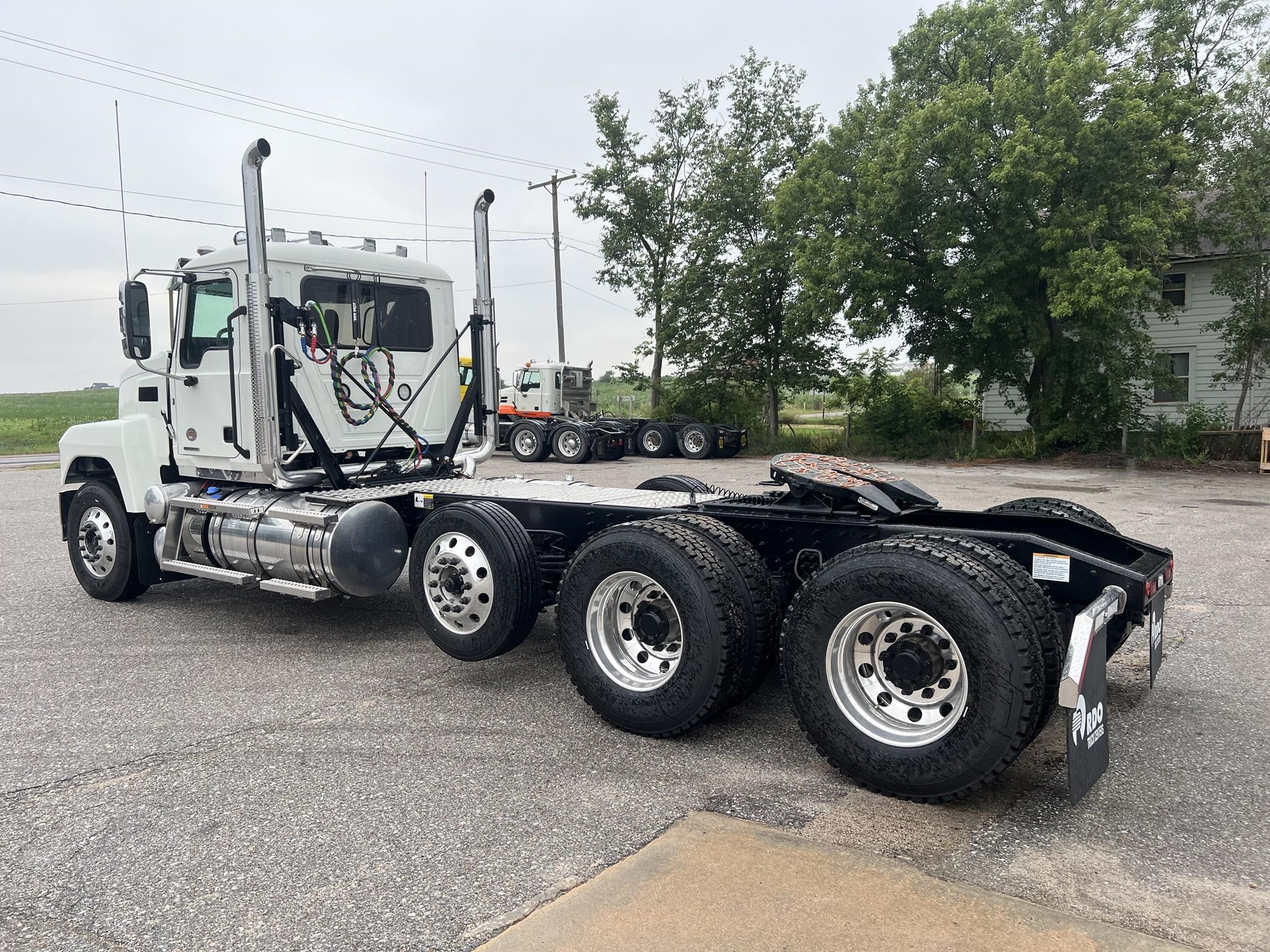2027 MACK PINNACLE 84T - image 3 of 6