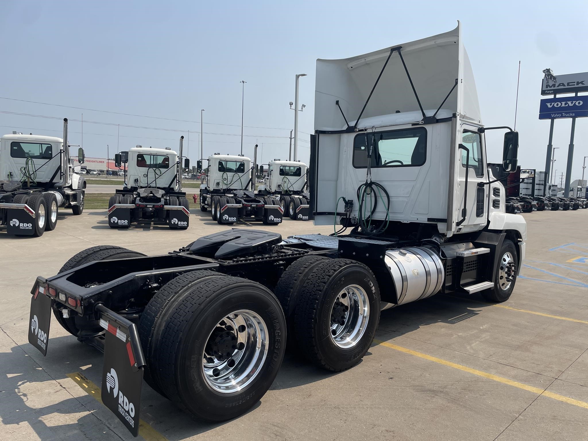 2020 Mack Anthem — photo 5