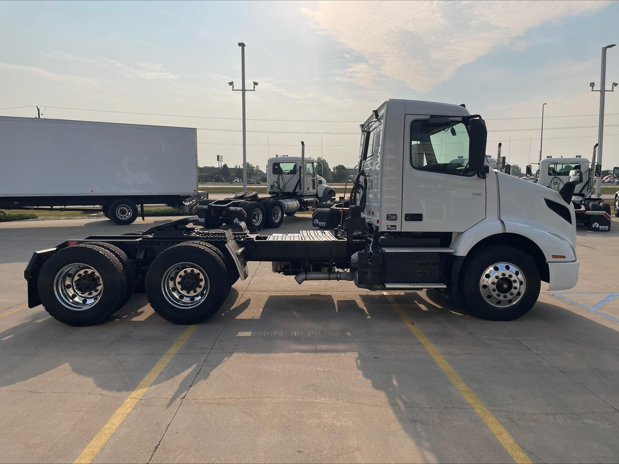 2020 VOLVO VNR64T300 - image 6 of 6
