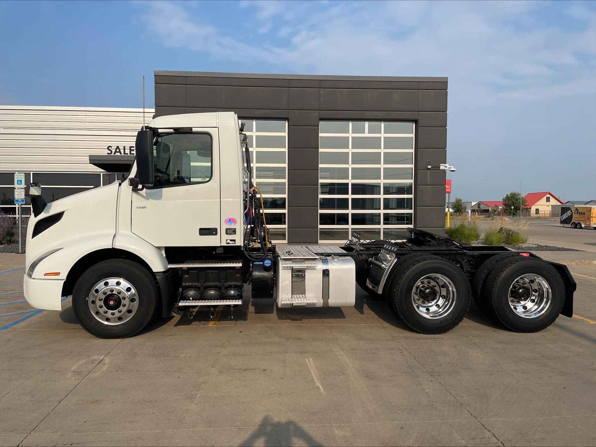 2020 VOLVO VNR64T300 - image 2 of 6
