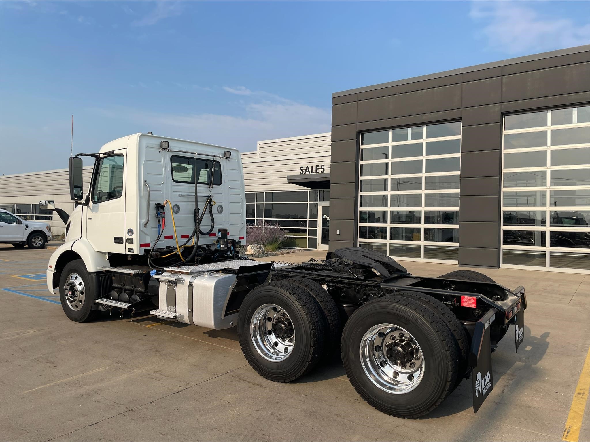 2020 VOLVO VNR64T300 - image 3 of 6