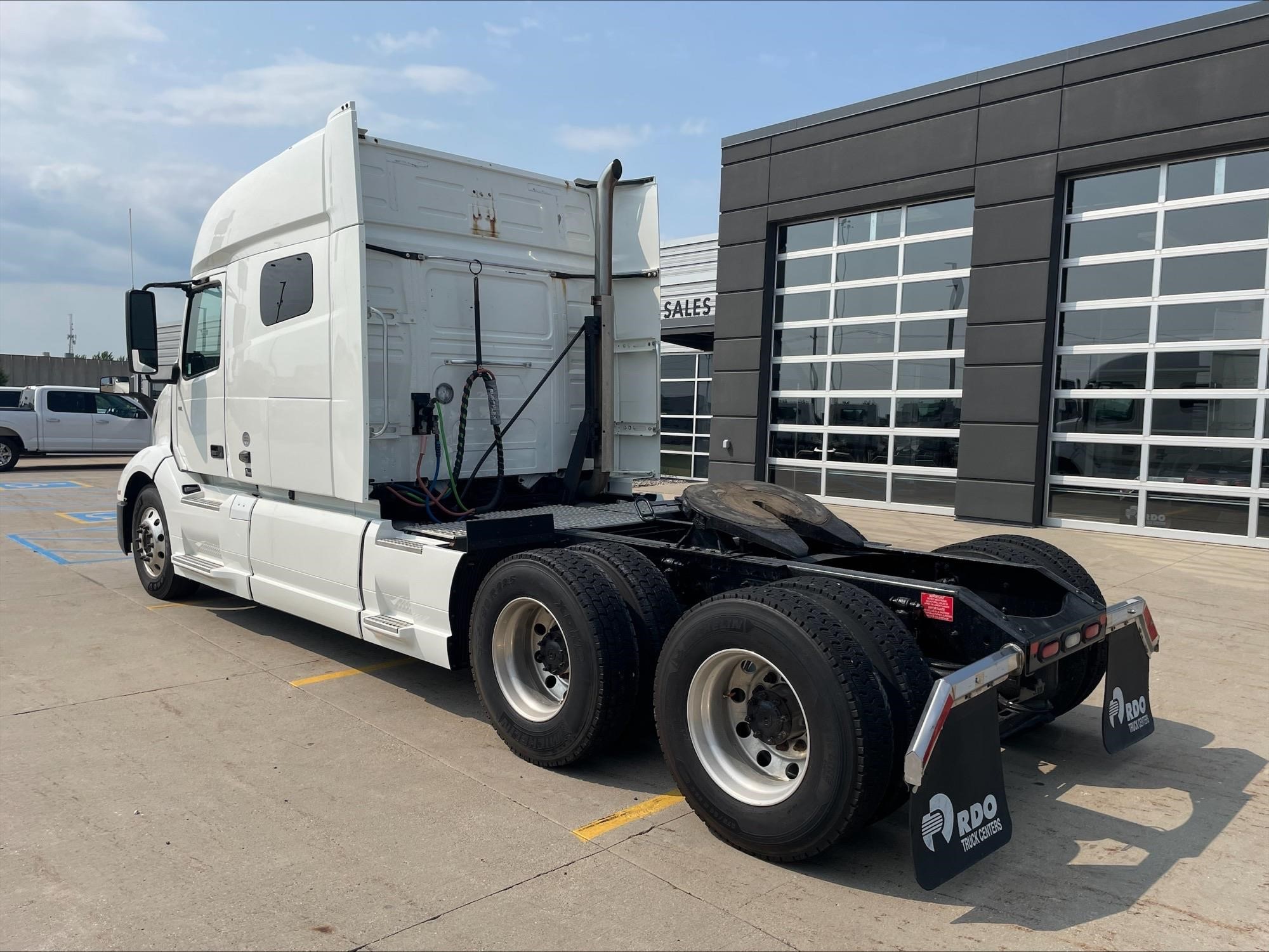 2021 VOLVO VNL64T740 - image 3 of 6