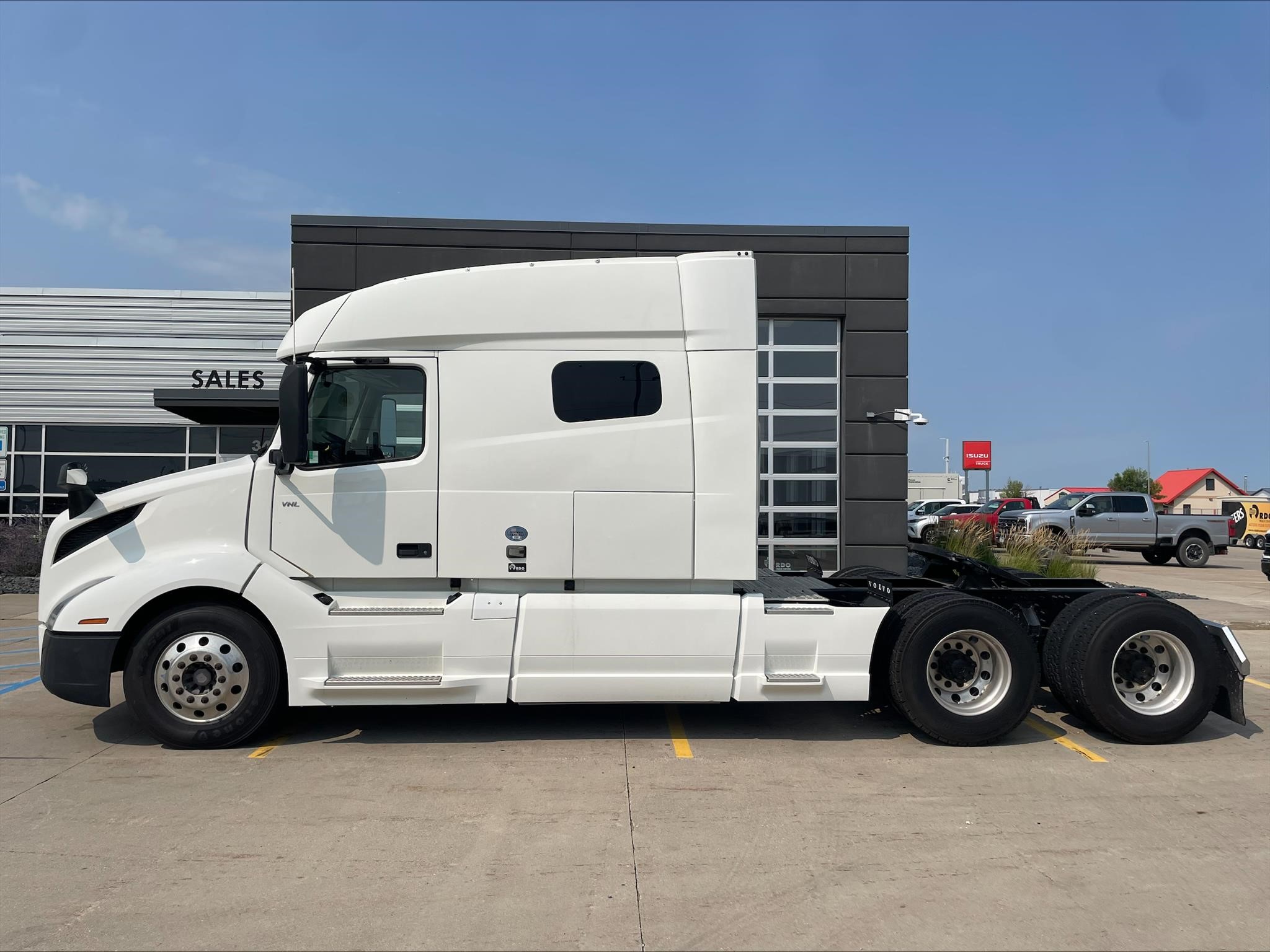 2021 VOLVO VNL64T740 - image 2 of 6