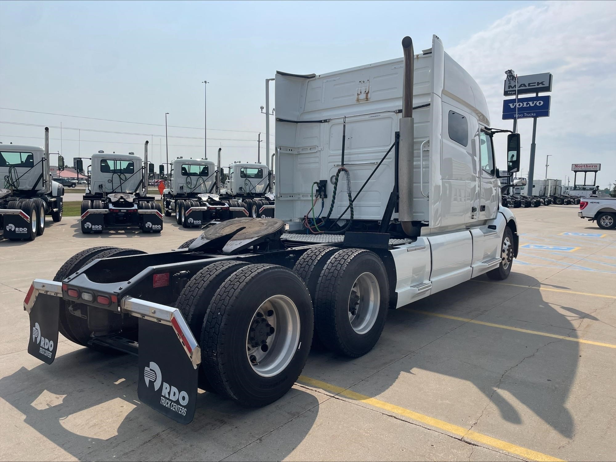 2021 VOLVO VNL64T740 - image 5 of 6