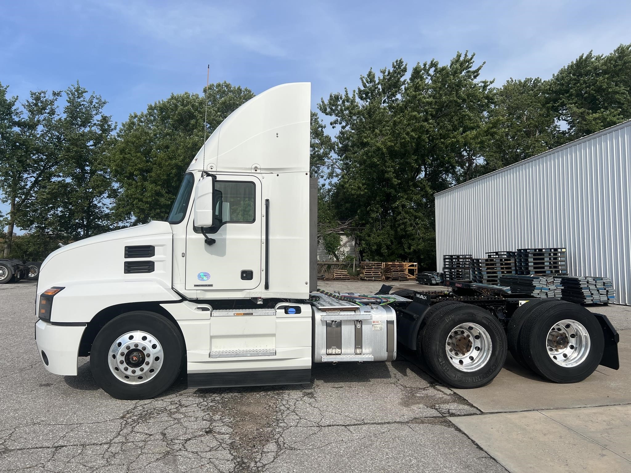 2020 Mack Anthem — photo 2