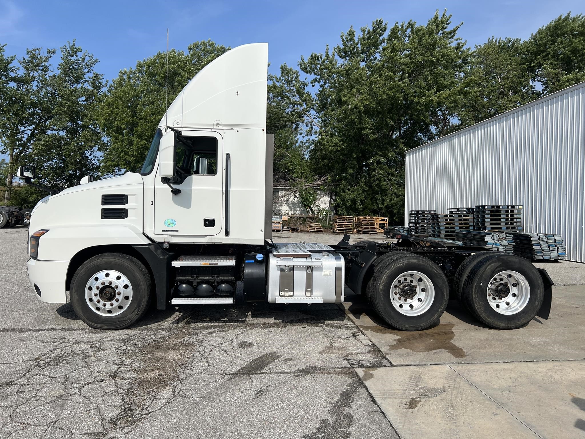 2020 Mack Anthem — photo 2