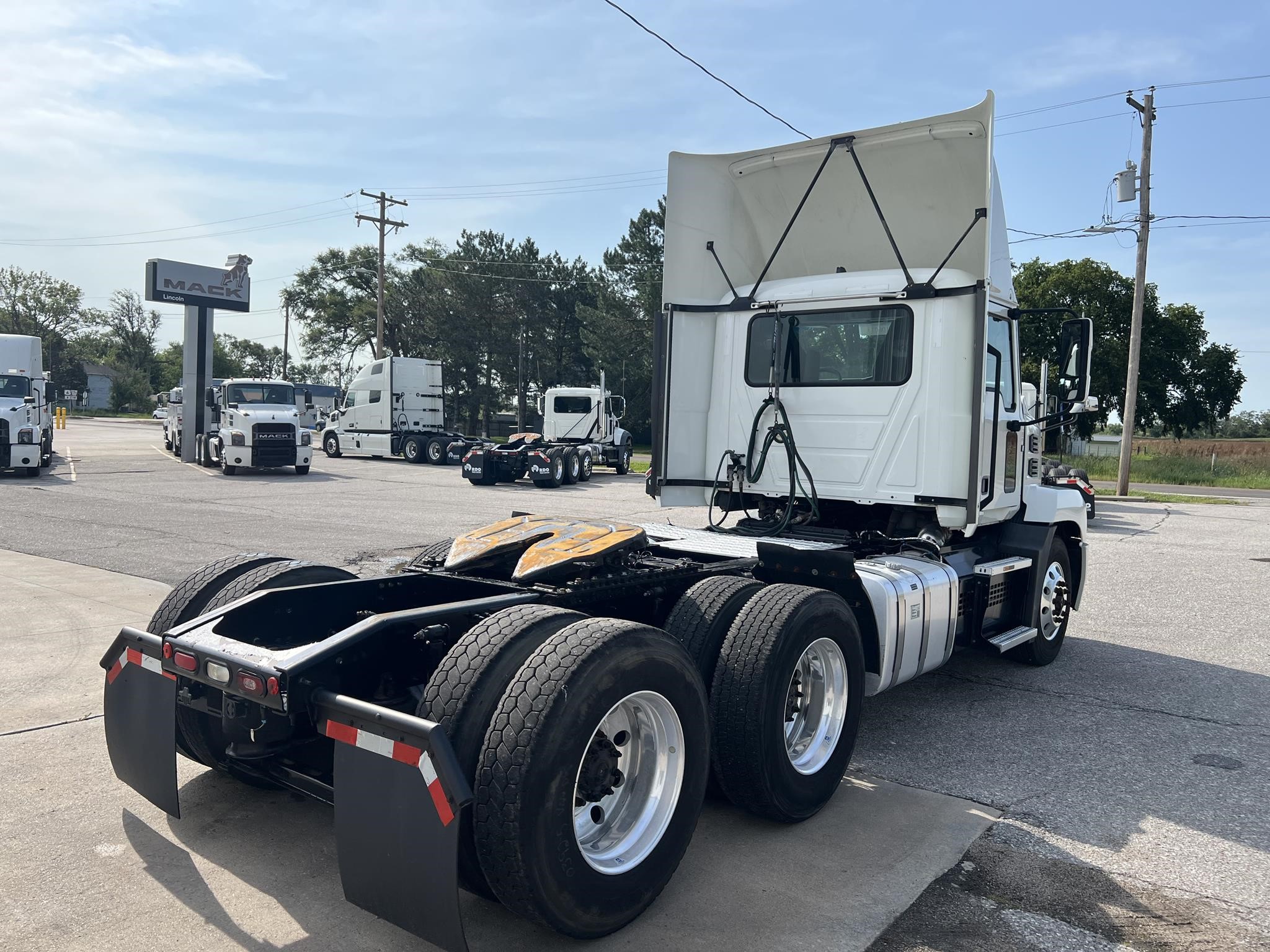 2020 Mack Anthem — photo 5