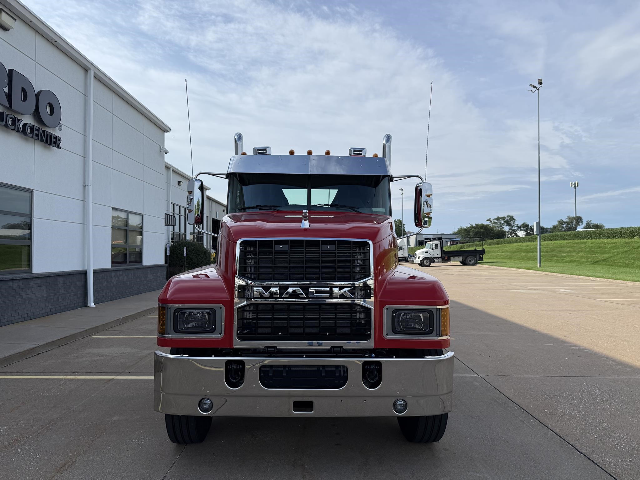 2027 MACK PINNACLE 64T 2027 MACK PINNACLE 64T - image 2 of 6