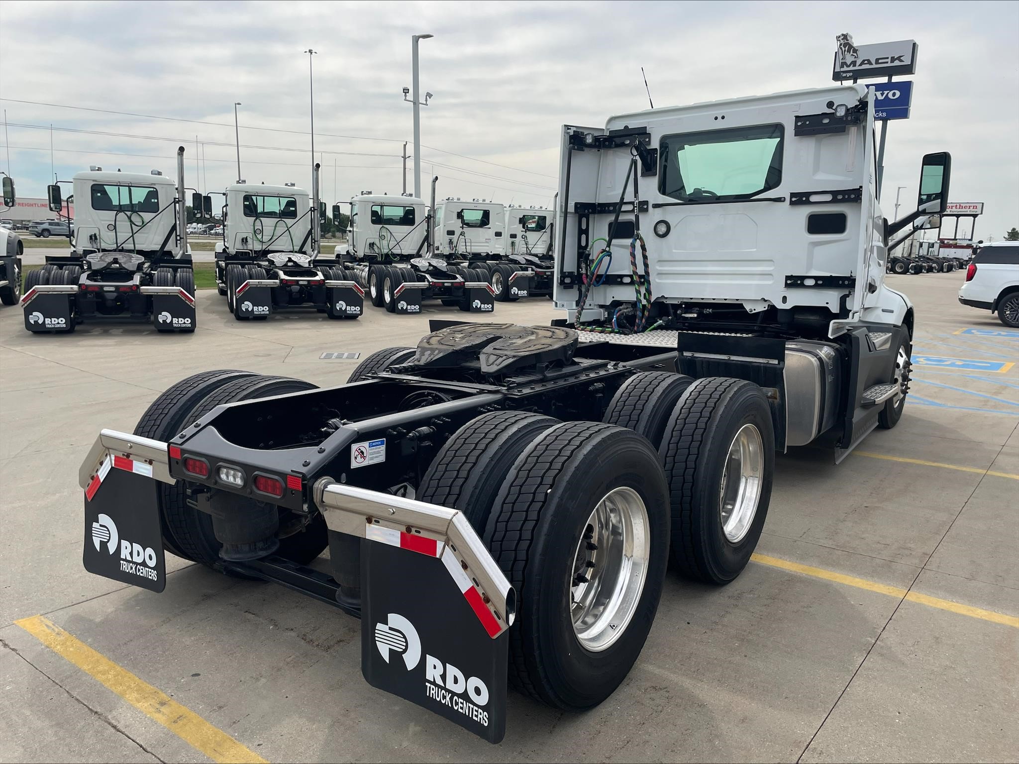 2025 Volvo VNL 300 — photo 5