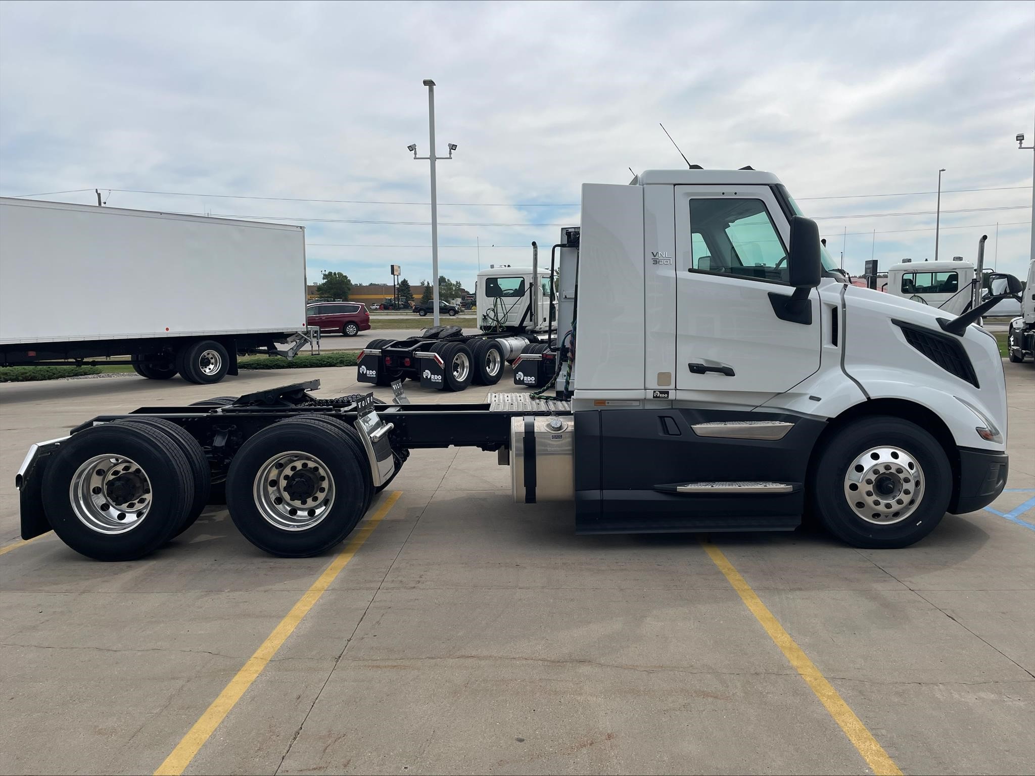 2025 Volvo VNL 300 — photo 6