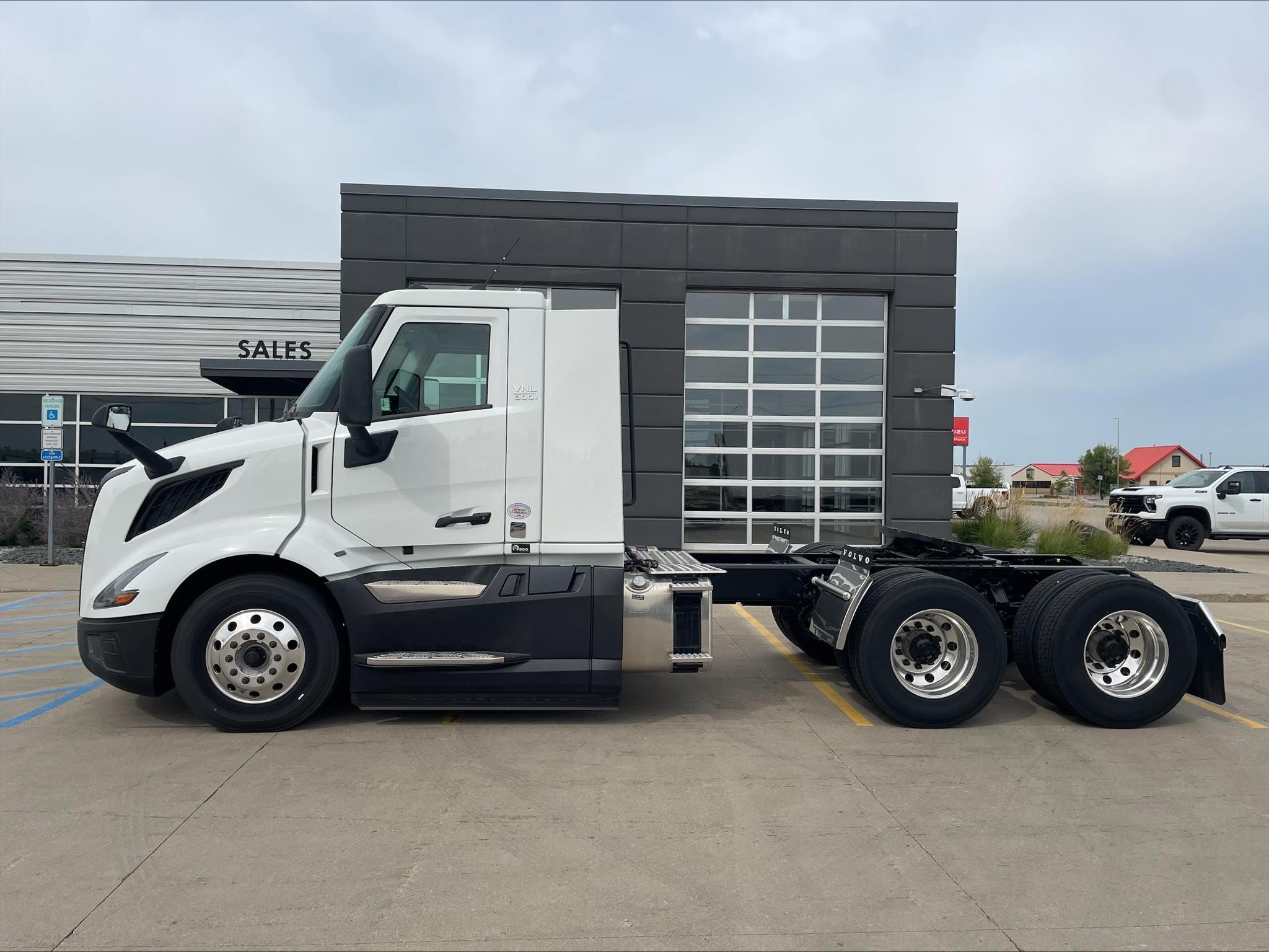 2025 Volvo VNL 300 — photo 2