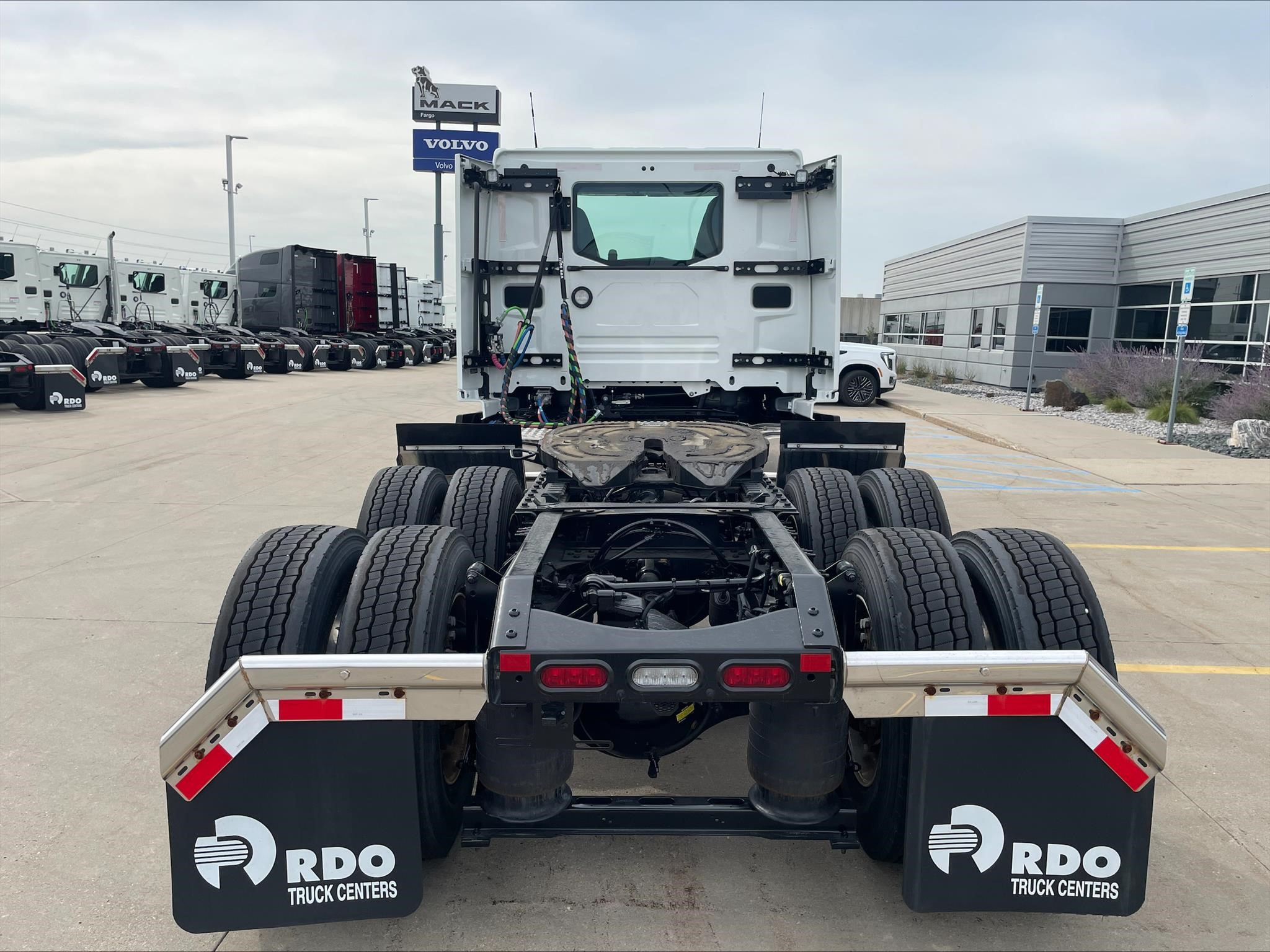 2025 Volvo VNL 300 — photo 4