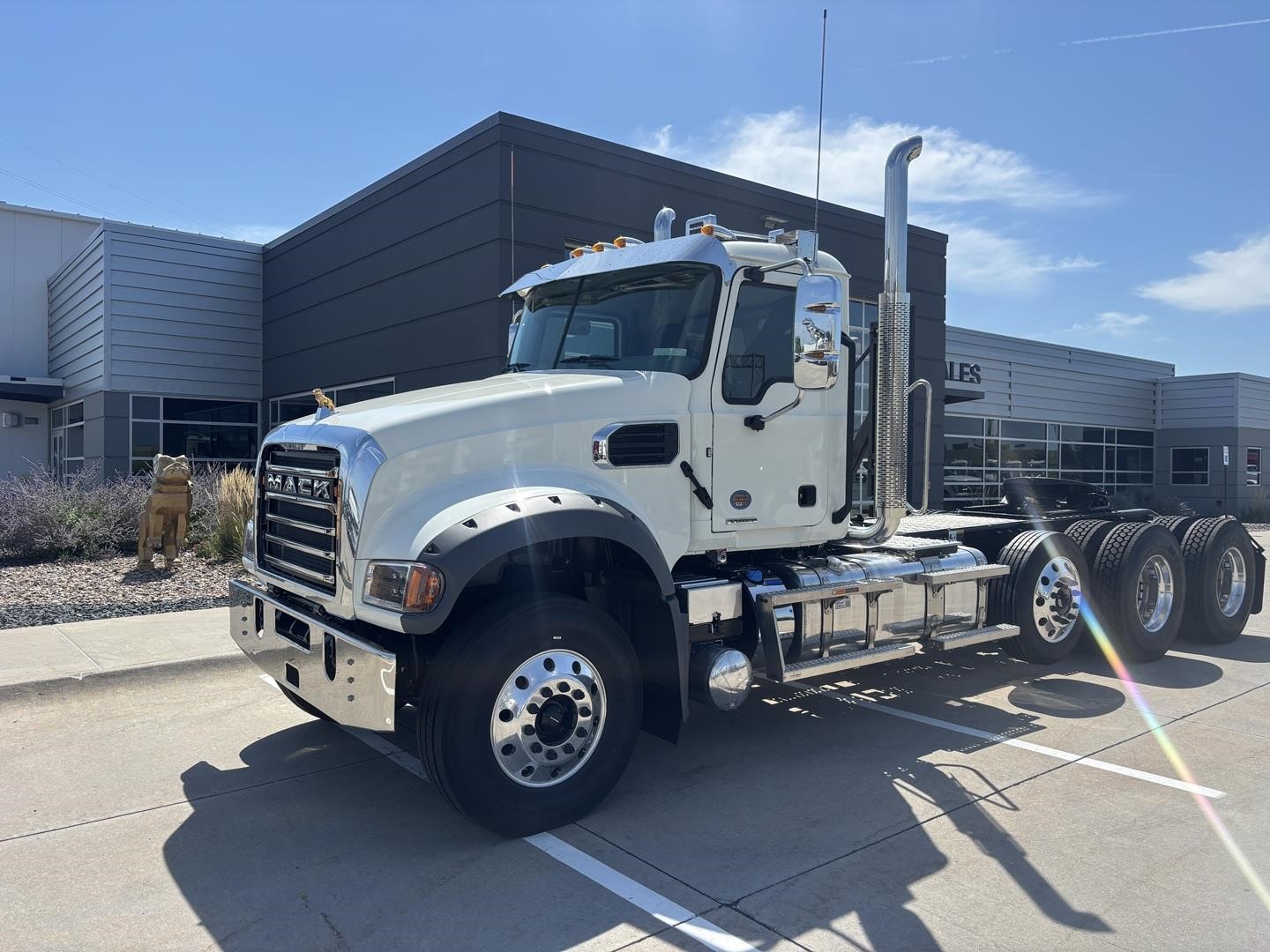 2027 MACK GRANITE 84FT 2027 MACK GRANITE 84FT - image 1 of 6