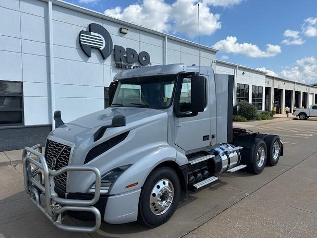2024 VOLVO VNL64T300 2024 VOLVO VNL64T300 - image 1 of 6