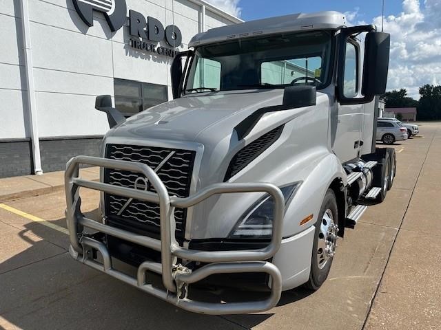 2024 VOLVO VNL64T300 2024 VOLVO VNL64T300 - image 2 of 6
