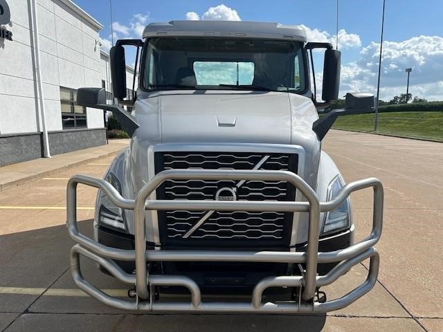 2024 VOLVO VNL64T300 2024 VOLVO VNL64T300 - image 3 of 6