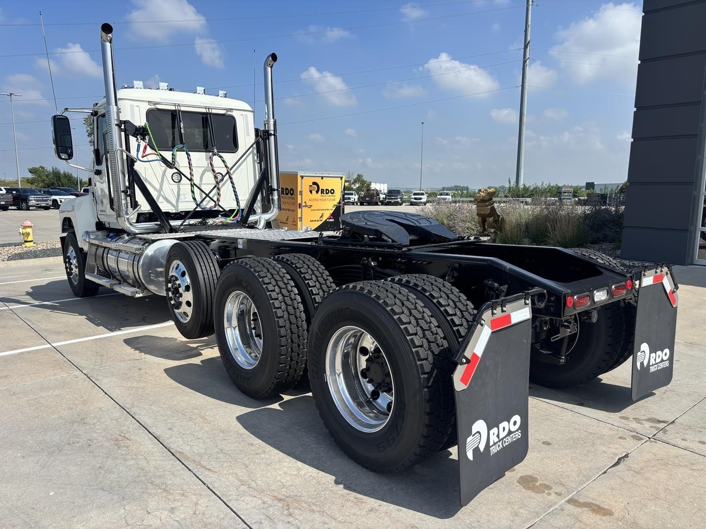 2027 MACK PINNACLE 84T 2027 MACK PINNACLE 84T - image 3 of 6