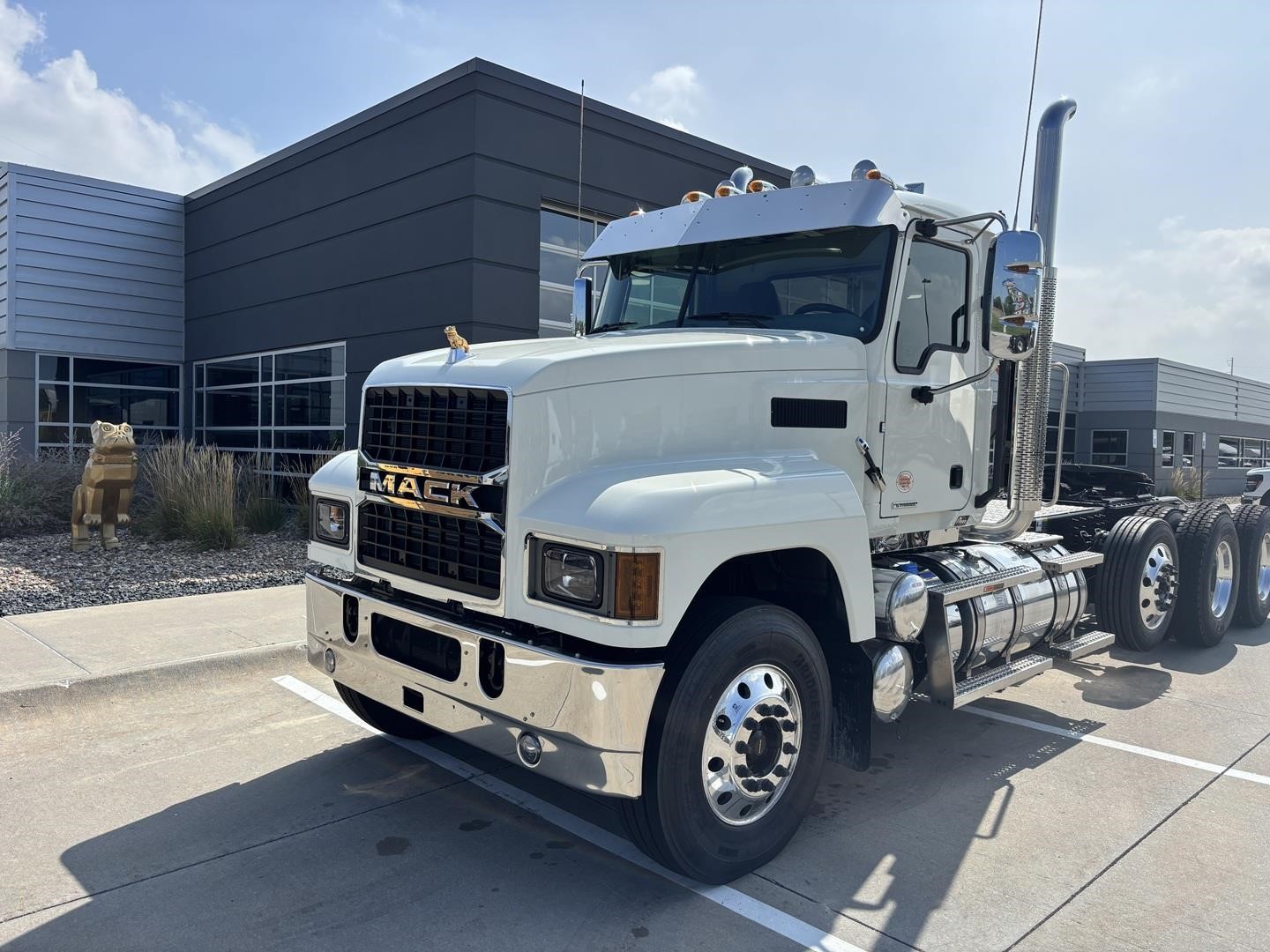 2027 MACK PINNACLE 84T 2027 MACK PINNACLE 84T - image 1 of 6