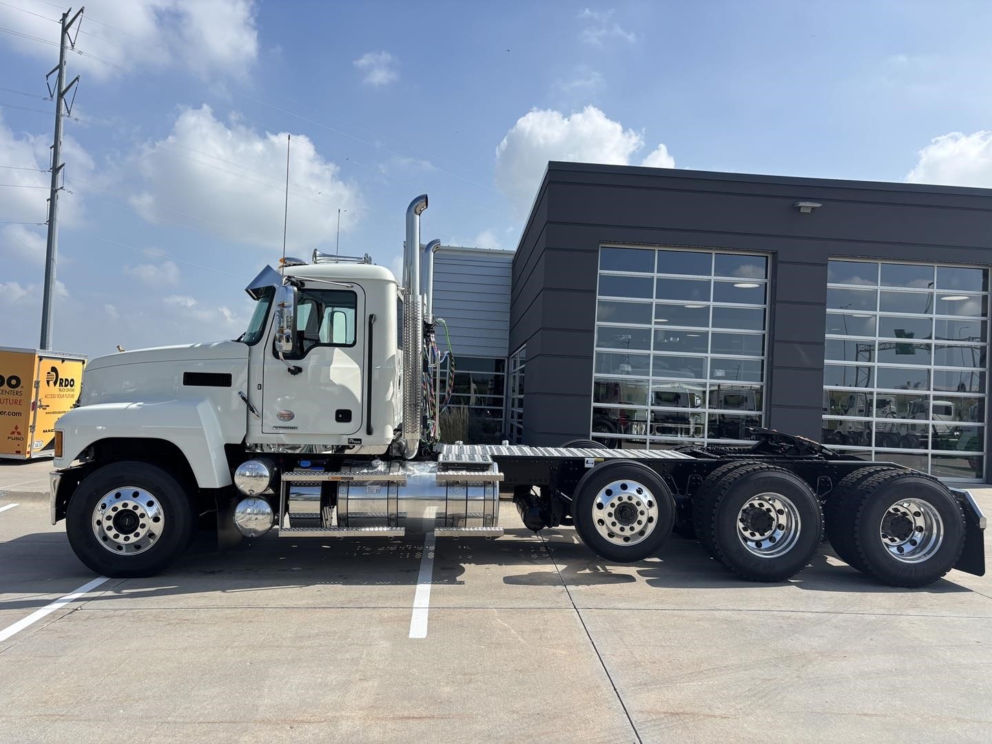 2027 MACK PINNACLE 84T 2027 MACK PINNACLE 84T - image 2 of 6
