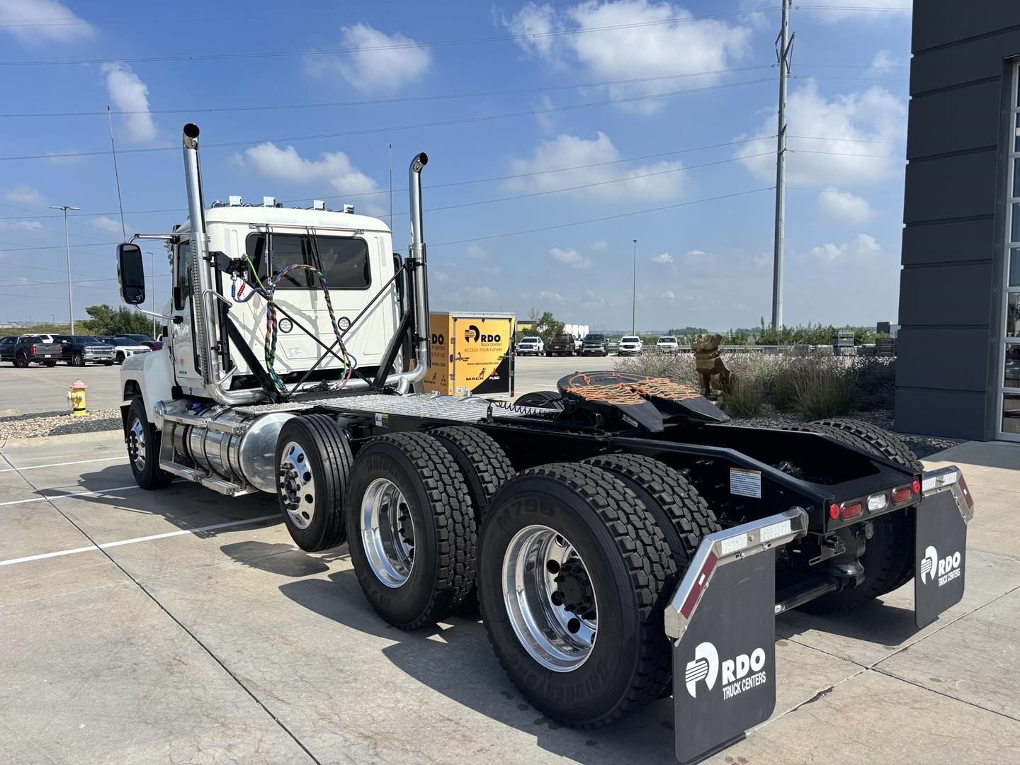 2027 MACK PINNACLE 84T 2027 MACK PINNACLE 84T - image 3 of 6