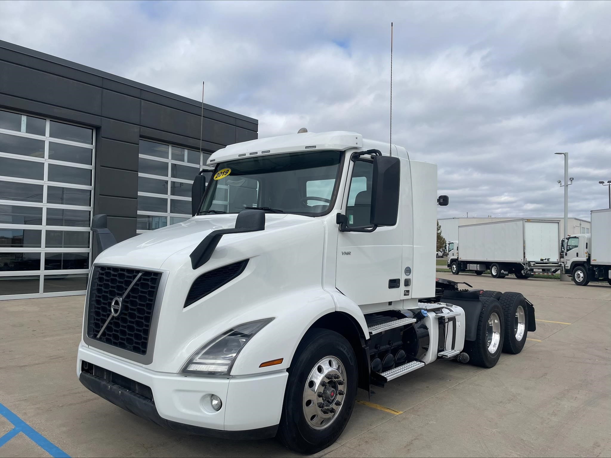 2019 VOLVO VNR64T300 2019 VOLVO VNR64T300 - image 1 of 6