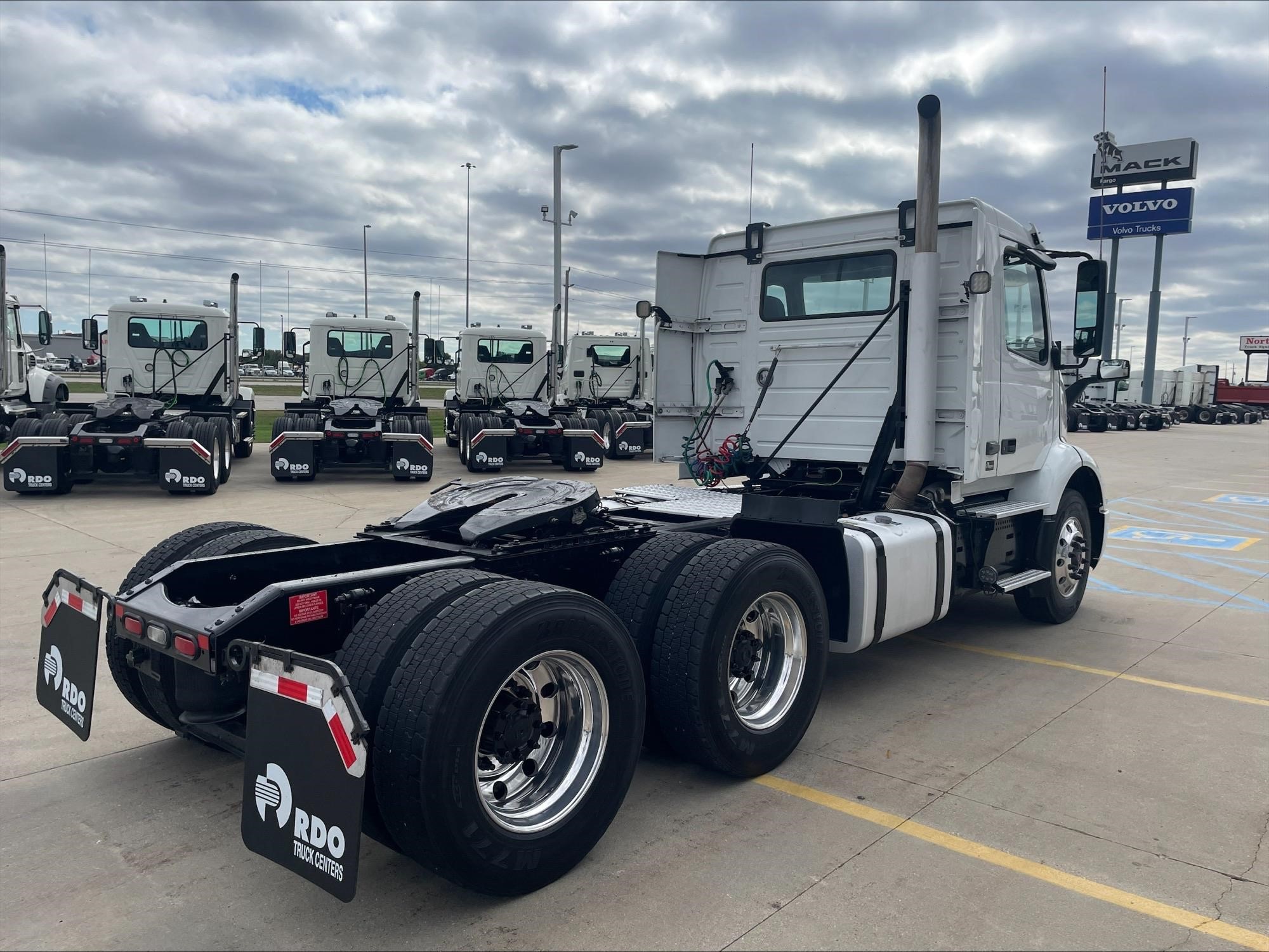 2019 VOLVO VNR64T300 2019 VOLVO VNR64T300 - image 5 of 6