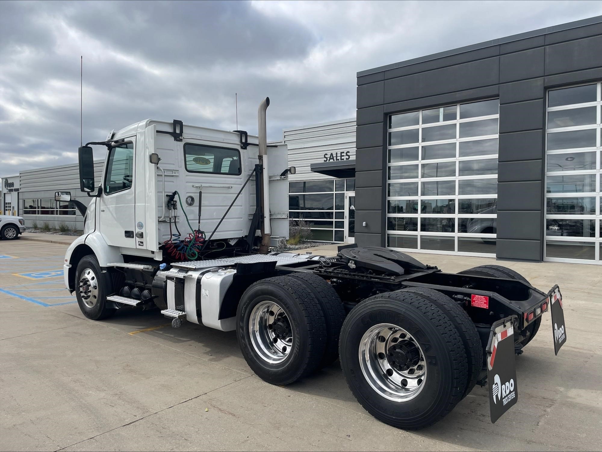 2019 VOLVO VNR64T300 2019 VOLVO VNR64T300 - image 3 of 6