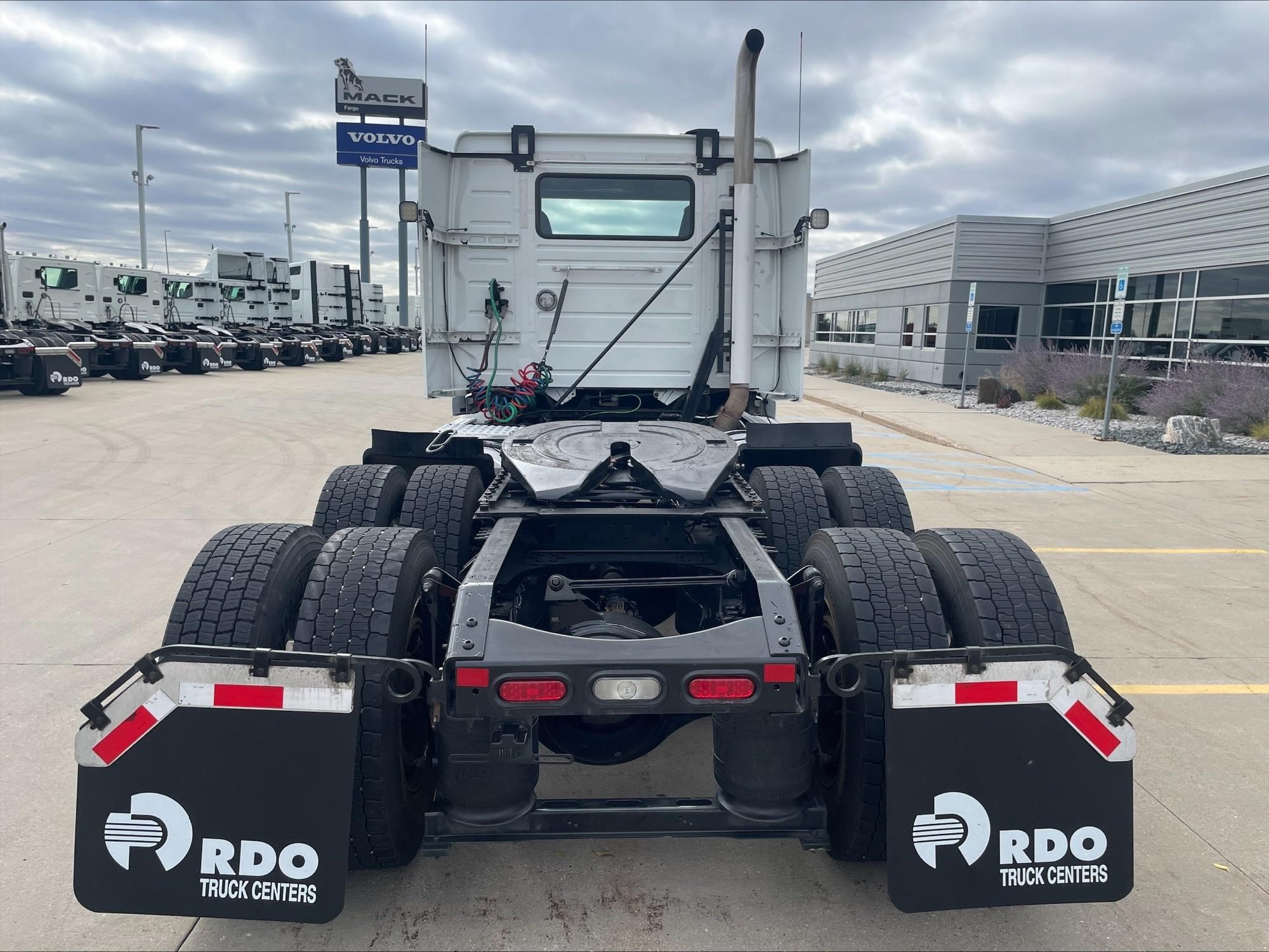 2019 VOLVO VNR64T300 2019 VOLVO VNR64T300 - image 4 of 6